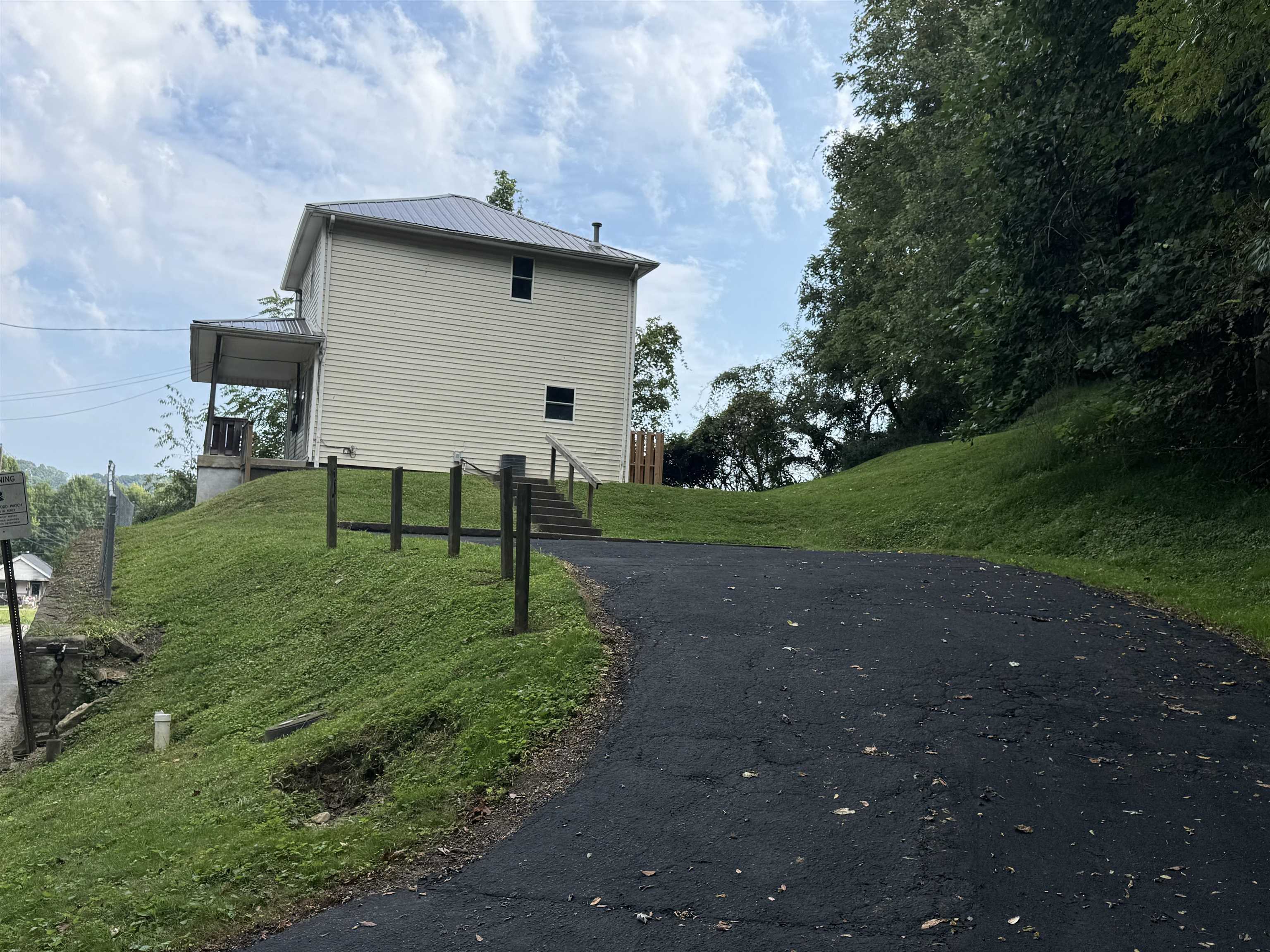 https://zimg.paragon.ice.com/ParagonImages/Property/PH/AABRKY/61203/3/0/0/234c9c1f1d333e35f114f73295d9ffc9/0/0f6f5a8a1f7907b5afd4044ffe1307ea/61203-06a5eb3c-fa52-4aac-a7d9-7d5e1c4ba55d.JPG