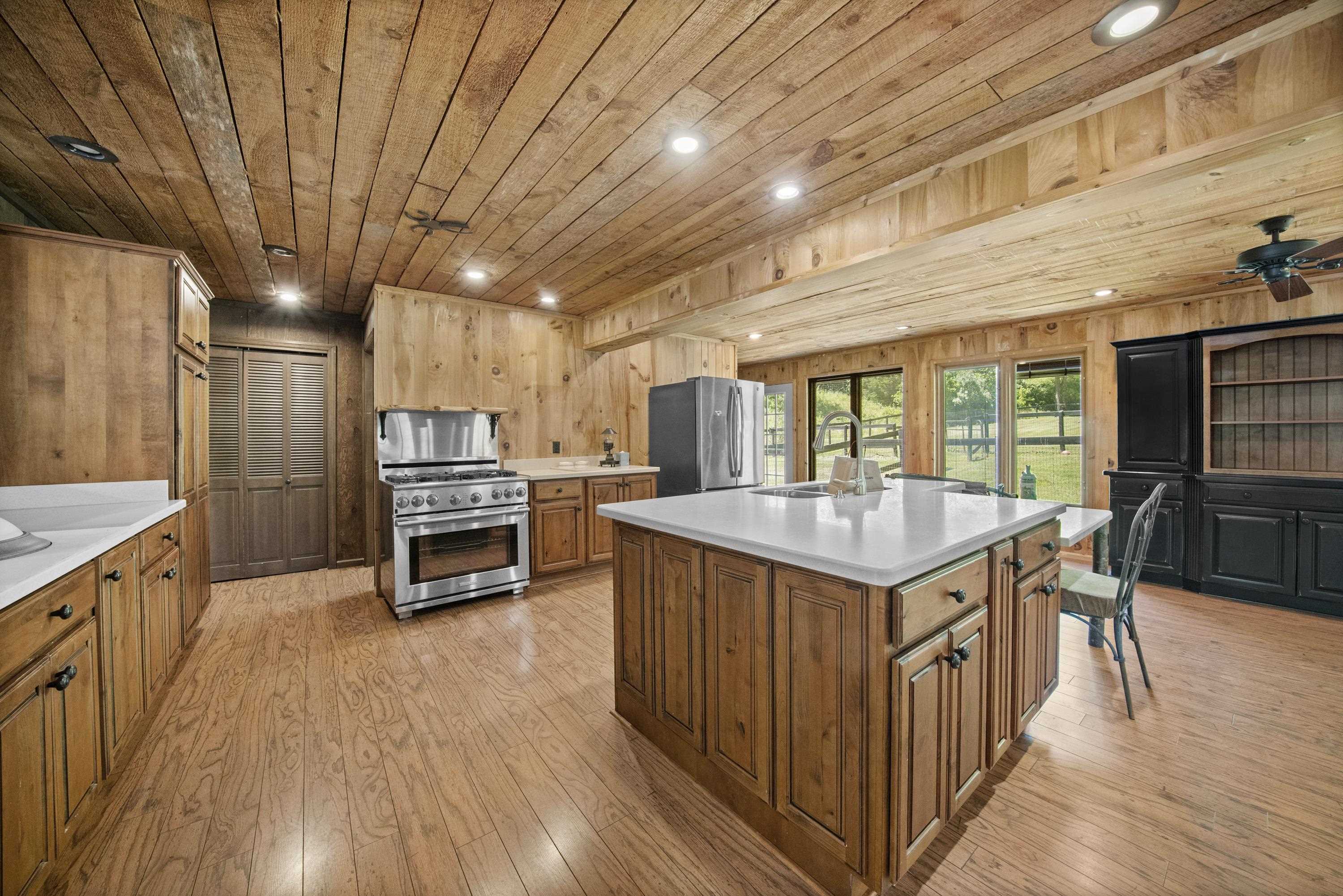 https://zimg.paragon.ice.com/ParagonImages/Property/PH/AABRKY/61204/10/0/0/ce57382e440393bedf6dea1175e3300f/0/f8cac47394069ff56ac979b05e58f72e/61204-64545004-10f4-4ceb-bf3a-a8ba0838a600.JPG