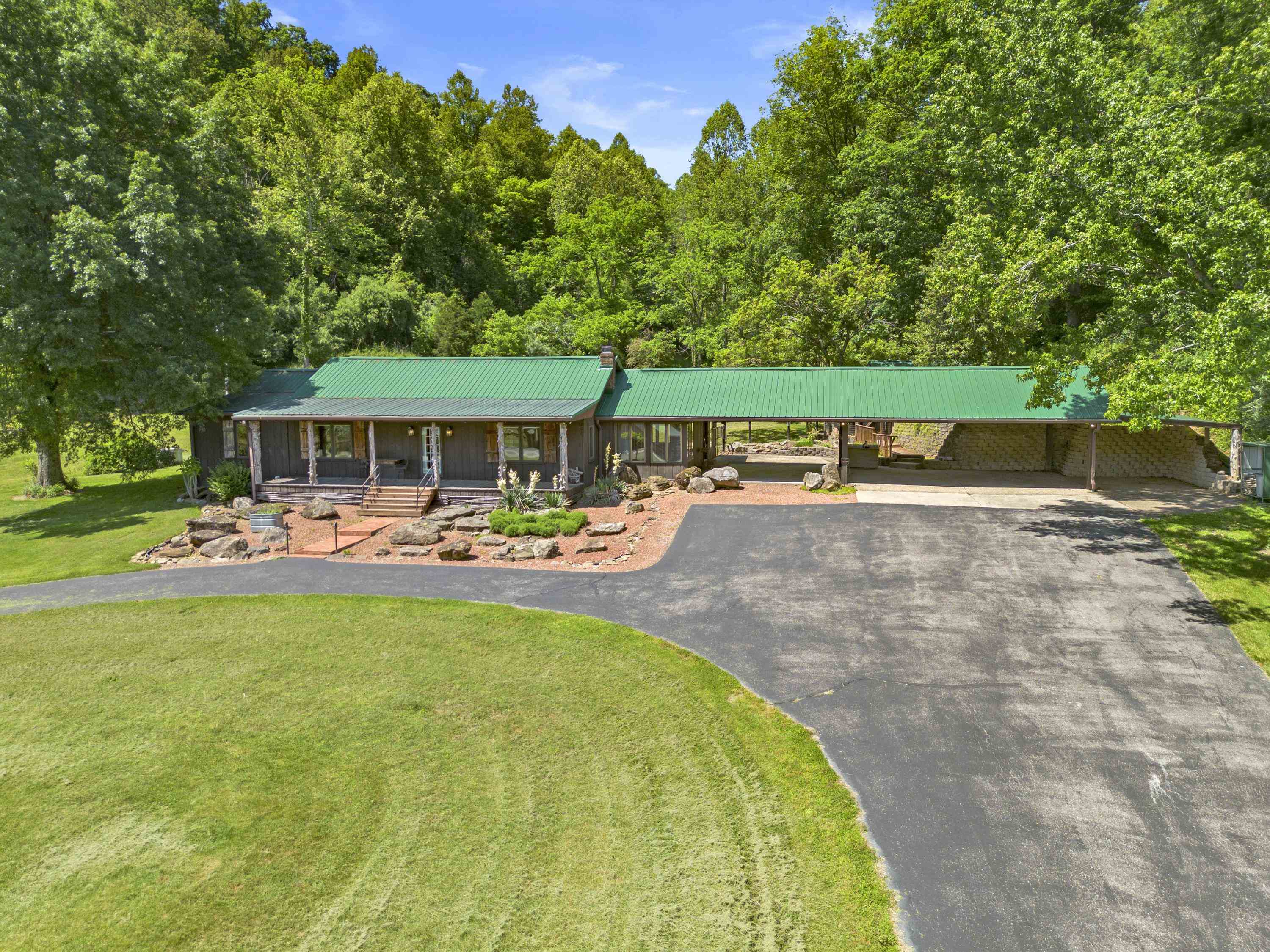 https://zimg.paragon.ice.com/ParagonImages/Property/PH/AABRKY/61204/2/0/0/d79c0c0e2e61186d3bd0ab04da17cfe6/0/f8cac47394069ff56ac979b05e58f72e/61204-1980c59a-1db4-408a-8d43-8ed3cf097715.JPG