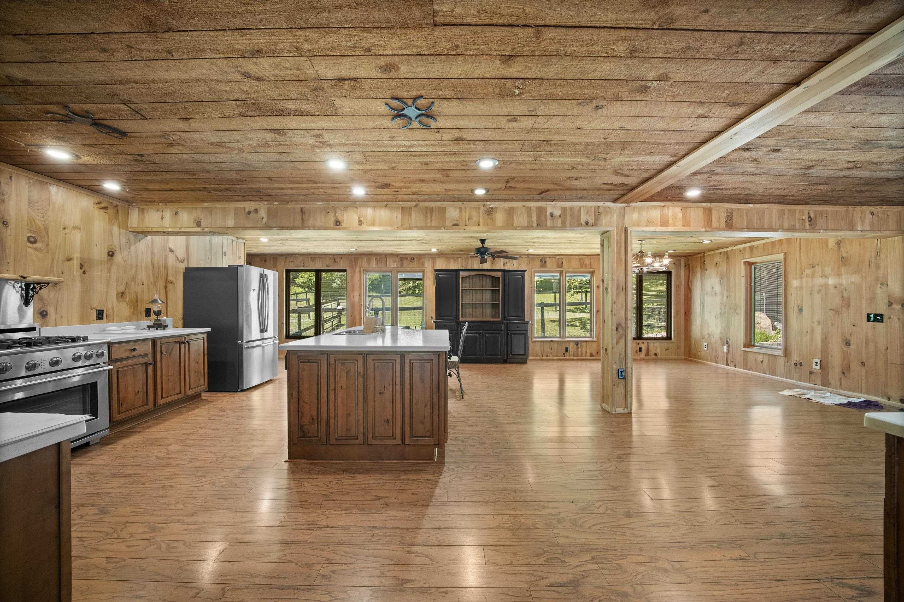 https://zimg.paragon.ice.com/ParagonImages/Property/PH/AABRKY/61204/9/0/0/548fed40bcd01479987be1b644aa0035/0/f8cac47394069ff56ac979b05e58f72e/61204-f2a68aa2-9022-47d9-8c76-79a89d130811.JPG