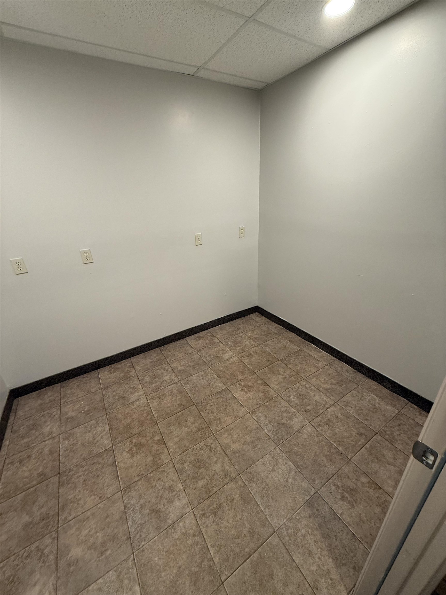https://zimg.paragon.ice.com/ParagonImages/Property/PH/AABRKY/61205/12/0/0/e35f469342ad2dcb3113c451733270f7/0/ab8cfa0bc3b9f91bb3fe68bbefe61b79/61205-c997092d-afc1-4349-8fb9-79f06d295000.JPG