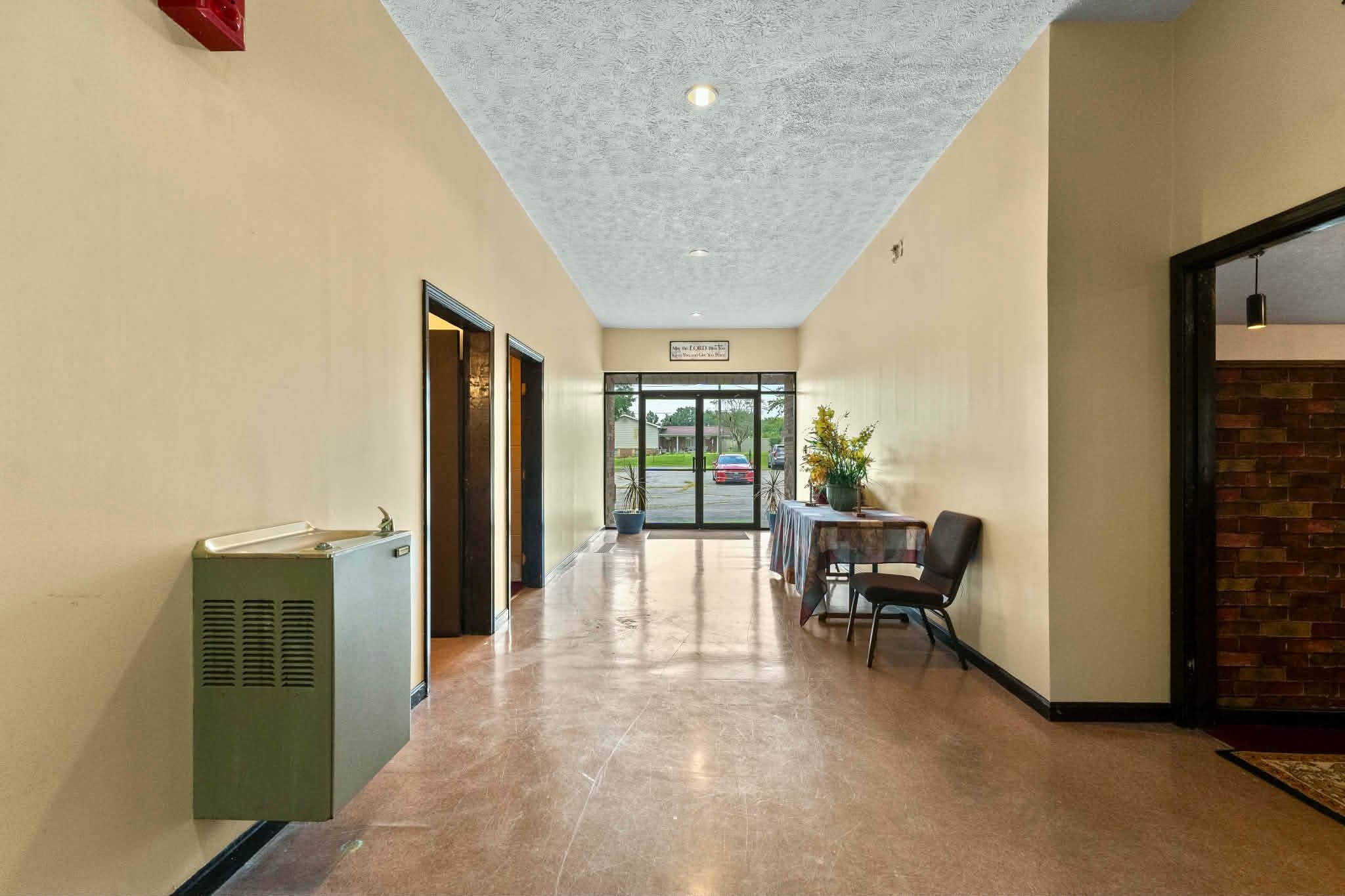 https://zimg.paragon.ice.com/ParagonImages/Property/PH/AABRKY/61207/13/0/0/12f5778eab1552df3e3a5347442880be/0/ac1300b8c98614e3bbf154def1f108b7/61207-95b3fe4d-3ed4-4e66-a070-f721b9a575dd.JPG