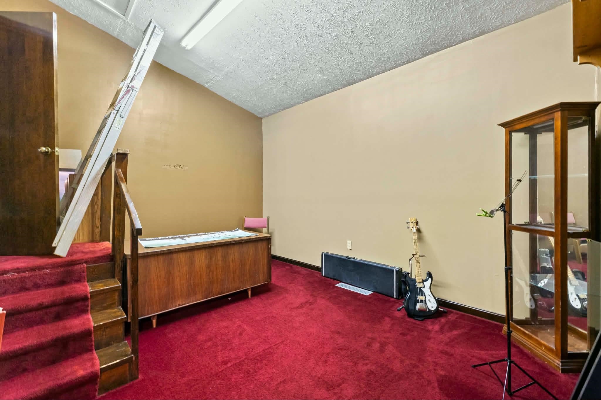 https://zimg.paragon.ice.com/ParagonImages/Property/PH/AABRKY/61207/8/0/0/f37ae24027a5d224467bace4a4ddebbf/0/ac1300b8c98614e3bbf154def1f108b7/61207-7b946b0f-99df-4eff-937c-920065d12e49.JPG