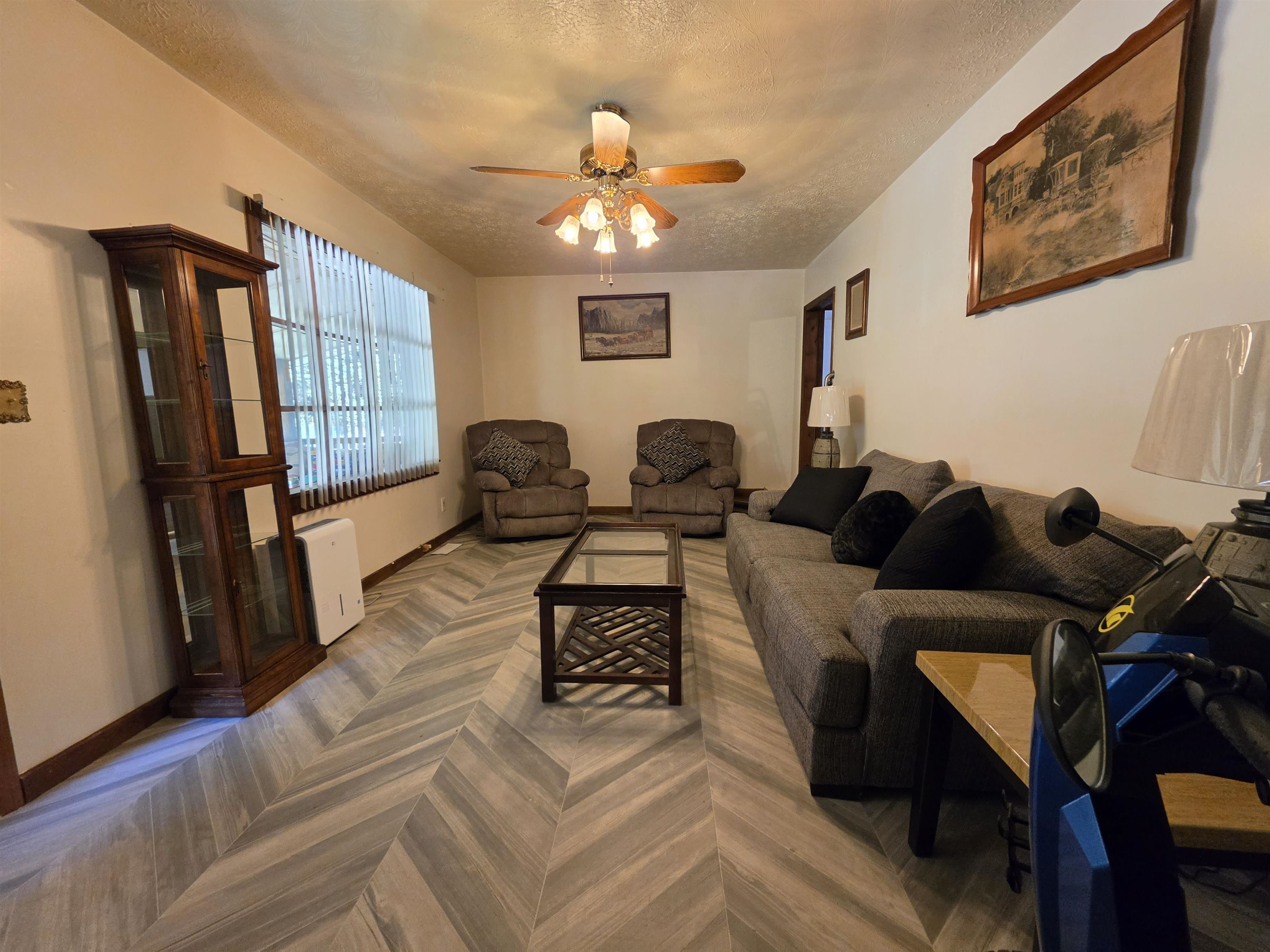 https://zimg.paragon.ice.com/ParagonImages/Property/PH/AABRKY/61210/10/0/0/df285a01960decedcce464f7a6b5eb6e/0/cb77659aedd0d36585e8084ada22a69a/61210-56398a19-7543-494e-bfd6-1b65f85585b7.JPG