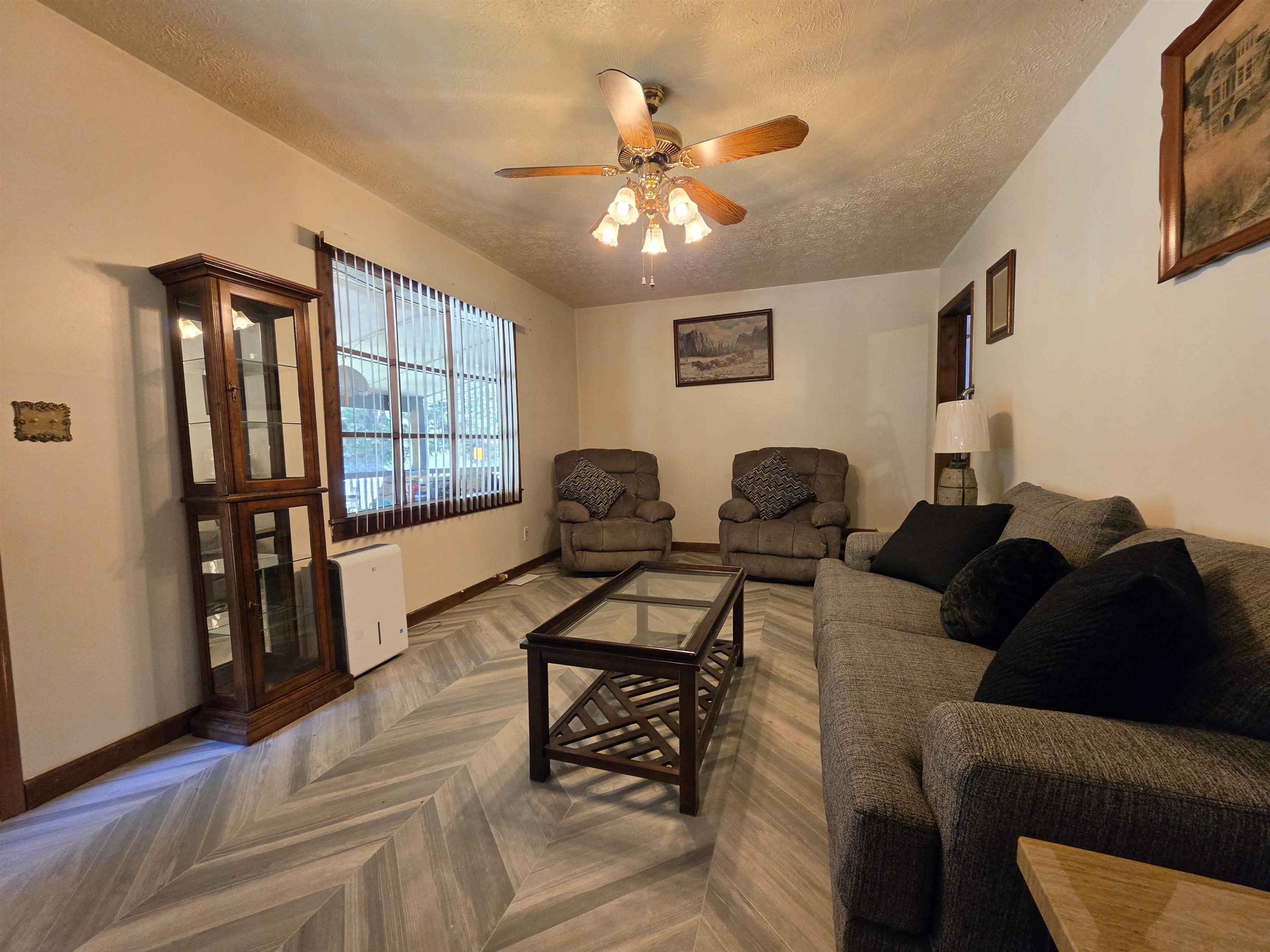 https://zimg.paragon.ice.com/ParagonImages/Property/PH/AABRKY/61210/11/0/0/142f9a6870b1587d5b3580c905b7f7ba/0/cb77659aedd0d36585e8084ada22a69a/61210-e3dde34b-895e-4e47-8a48-1ef3a14ae4a4.JPG