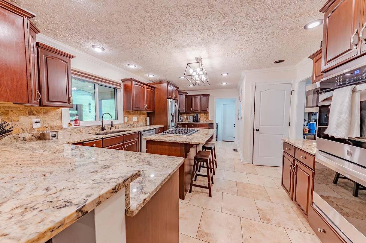 https://zimg.paragon.ice.com/ParagonImages/Property/PH/AABRKY/61213/1/0/0/82d2f8585c0c621042bfa509a8626f60/0/f3ecd650d94fb9fd89cbb08bdbf12954/61213-7a735c35-4529-4d89-947b-5e14018bfe70.JPG