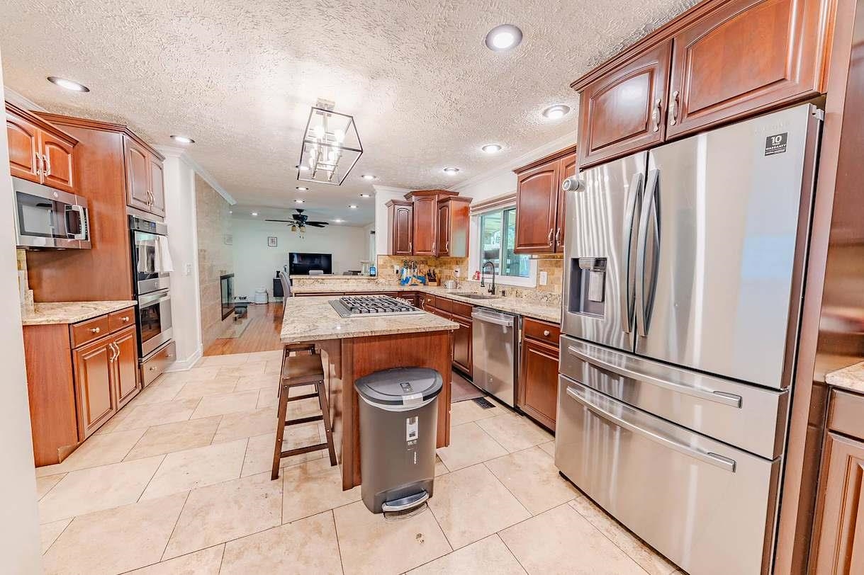 https://zimg.paragon.ice.com/ParagonImages/Property/PH/AABRKY/61213/2/0/0/3b184ed620983e4f30f356db7c577fad/0/f3ecd650d94fb9fd89cbb08bdbf12954/61213-d0c56eec-d104-4cfa-9ca3-7ec937a82011.JPG