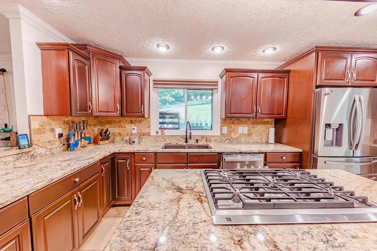 https://zimg.paragon.ice.com/ParagonImages/Property/PH/AABRKY/61213/3/0/0/b63e79e1df5d2fec09250aba52dca1b1/0/f3ecd650d94fb9fd89cbb08bdbf12954/61213-ddd73c60-6eb8-4834-9612-f72a4906d490.JPG