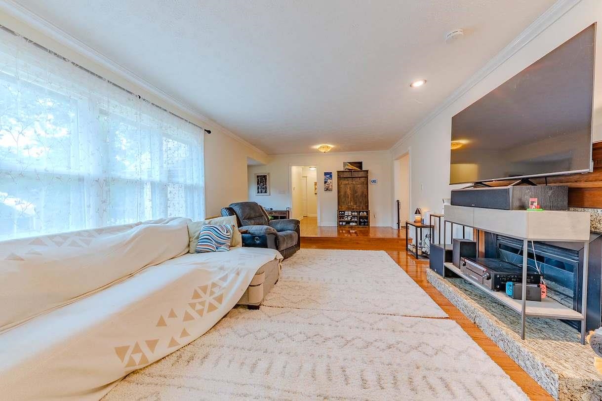 https://zimg.paragon.ice.com/ParagonImages/Property/PH/AABRKY/61213/9/0/0/2ac17181054561ea125a881d9347fc8f/0/f3ecd650d94fb9fd89cbb08bdbf12954/61213-f06e9a05-6996-431a-9266-fedabc2e6549.JPG