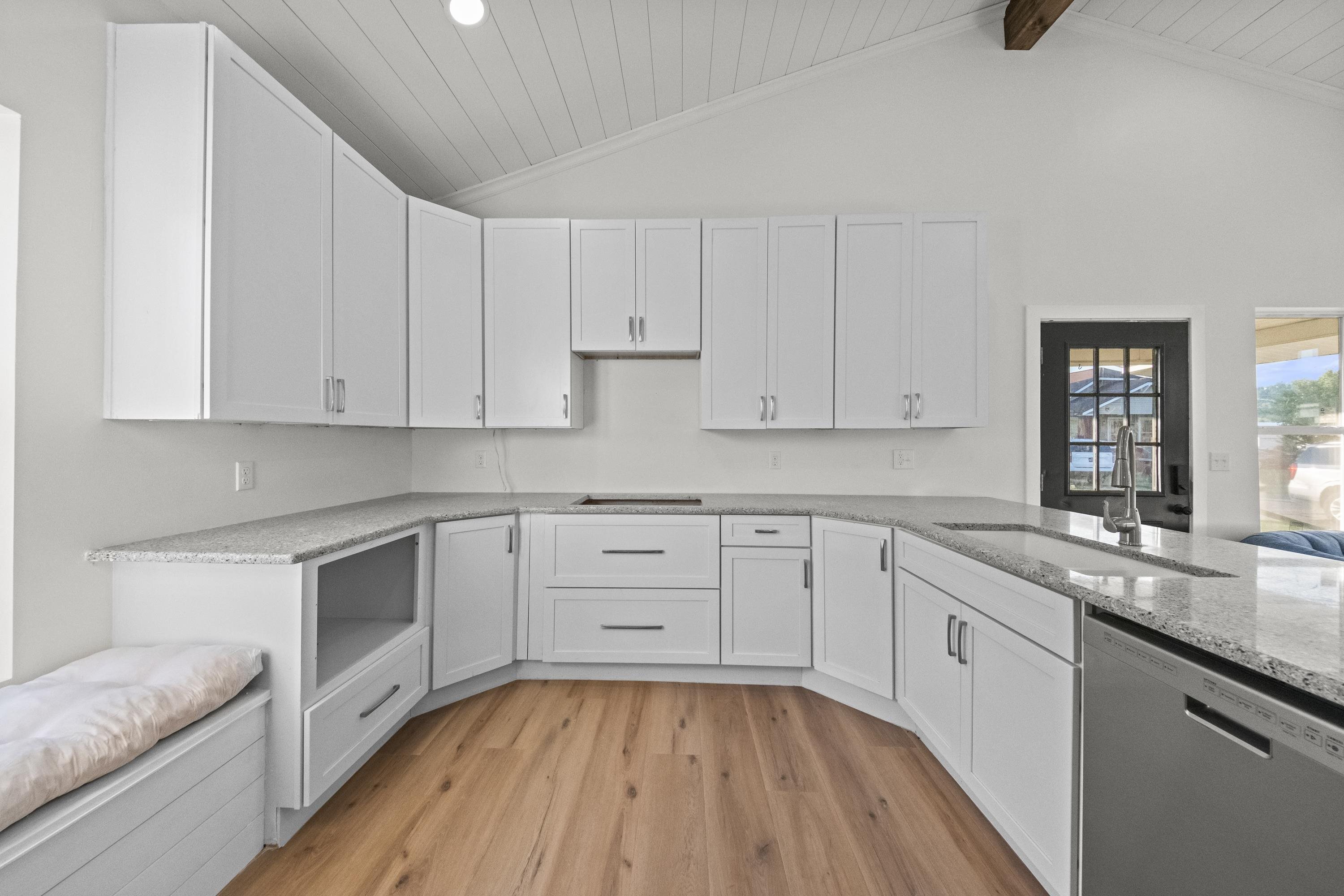 https://zimg.paragon.ice.com/ParagonImages/Property/PH/AABRKY/61217/10/0/0/802c106746c5bc0c0566fa70404e69ba/0/4a9a4a86ef531a532222caa0ebb13493/61217-2a0ecddc-5b8d-4416-870d-7340afcb43fe.JPG