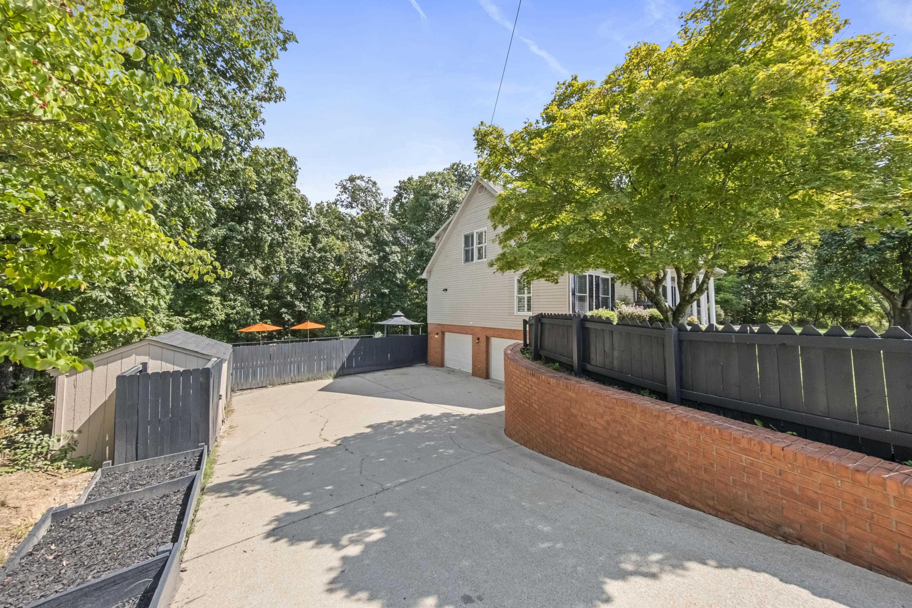 https://zimg.paragon.ice.com/ParagonImages/Property/PH/AABRKY/61222/3/0/0/e9f48b1199ee13c2a8b184074551f829/0/253d26a03748411ee4a6a8d2a0d80524/61222-48d43dc3-db37-4075-b0da-e684d1f3d9ea.JPG