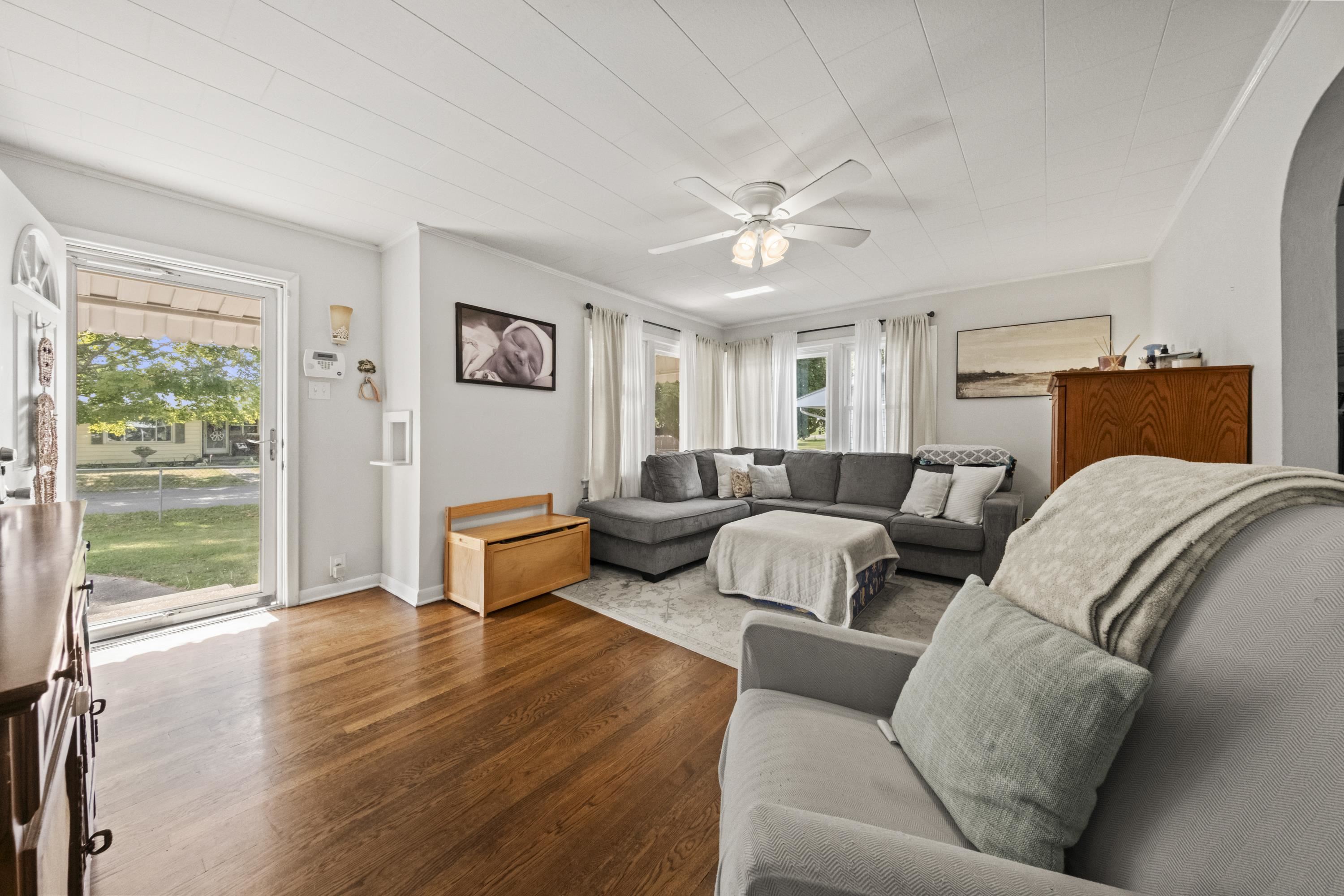 https://zimg.paragon.ice.com/ParagonImages/Property/PH/AABRKY/61225/3/0/0/ee596ee0cab8901d01fb9c19cd9d70a0/0/f7c0878b518b44241cfbd63f8a5ecbea/61225-217162bd-05c3-4506-be45-500d122d2eaa.JPG