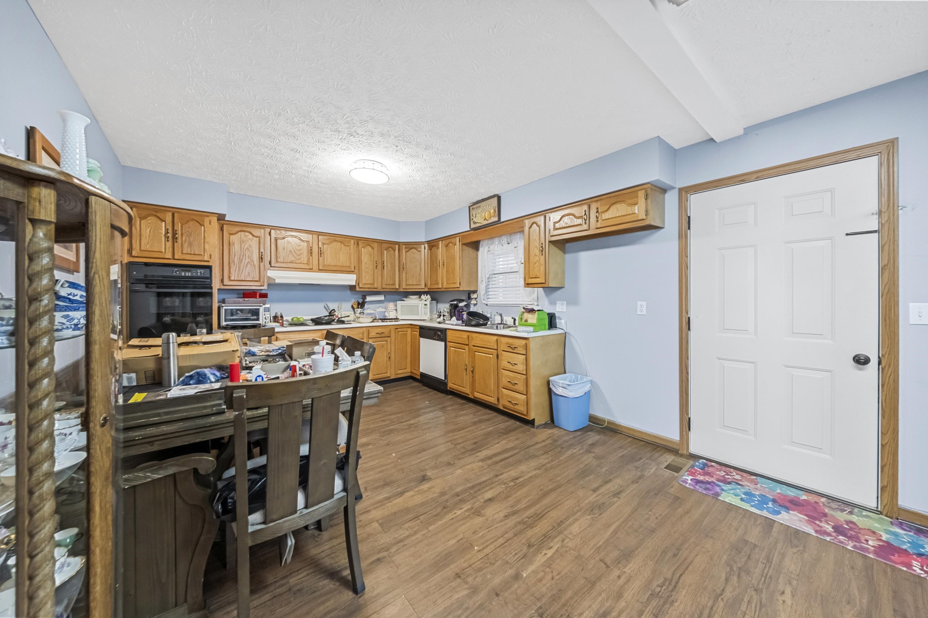 https://zimg.paragon.ice.com/ParagonImages/Property/PH/AABRKY/61230/11/0/0/604190b8ae69b8cf2bfb5931b19ed707/0/f6481d4e34a783710043c6a59816b0d1/61230-0dd3668a-cffb-4ebd-8f08-10c94b10ca22.JPG