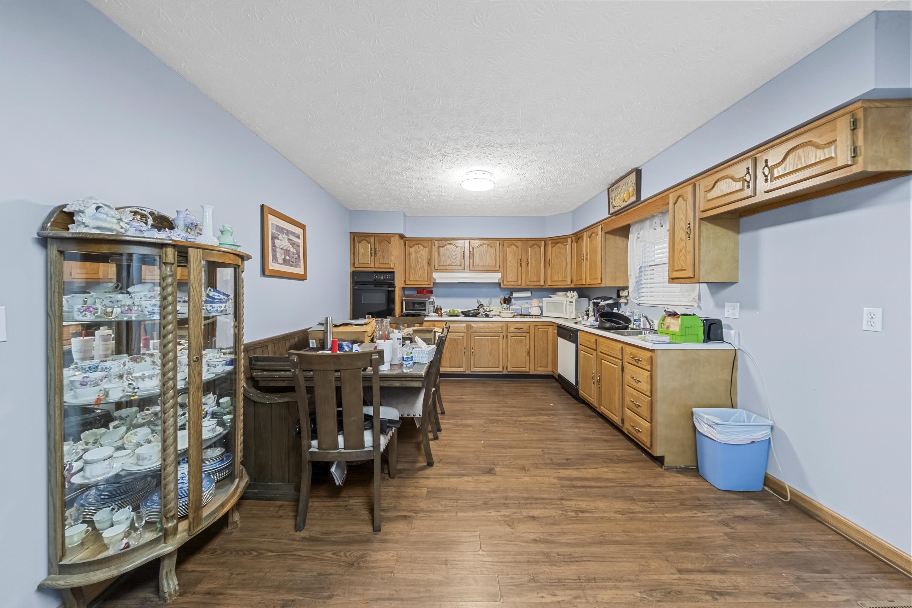 https://zimg.paragon.ice.com/ParagonImages/Property/PH/AABRKY/61230/12/0/0/1cc87eb0b062f17b8925556a5d5056eb/0/f6481d4e34a783710043c6a59816b0d1/61230-410f82a6-cd60-4f39-b1e5-e99445046481.JPG