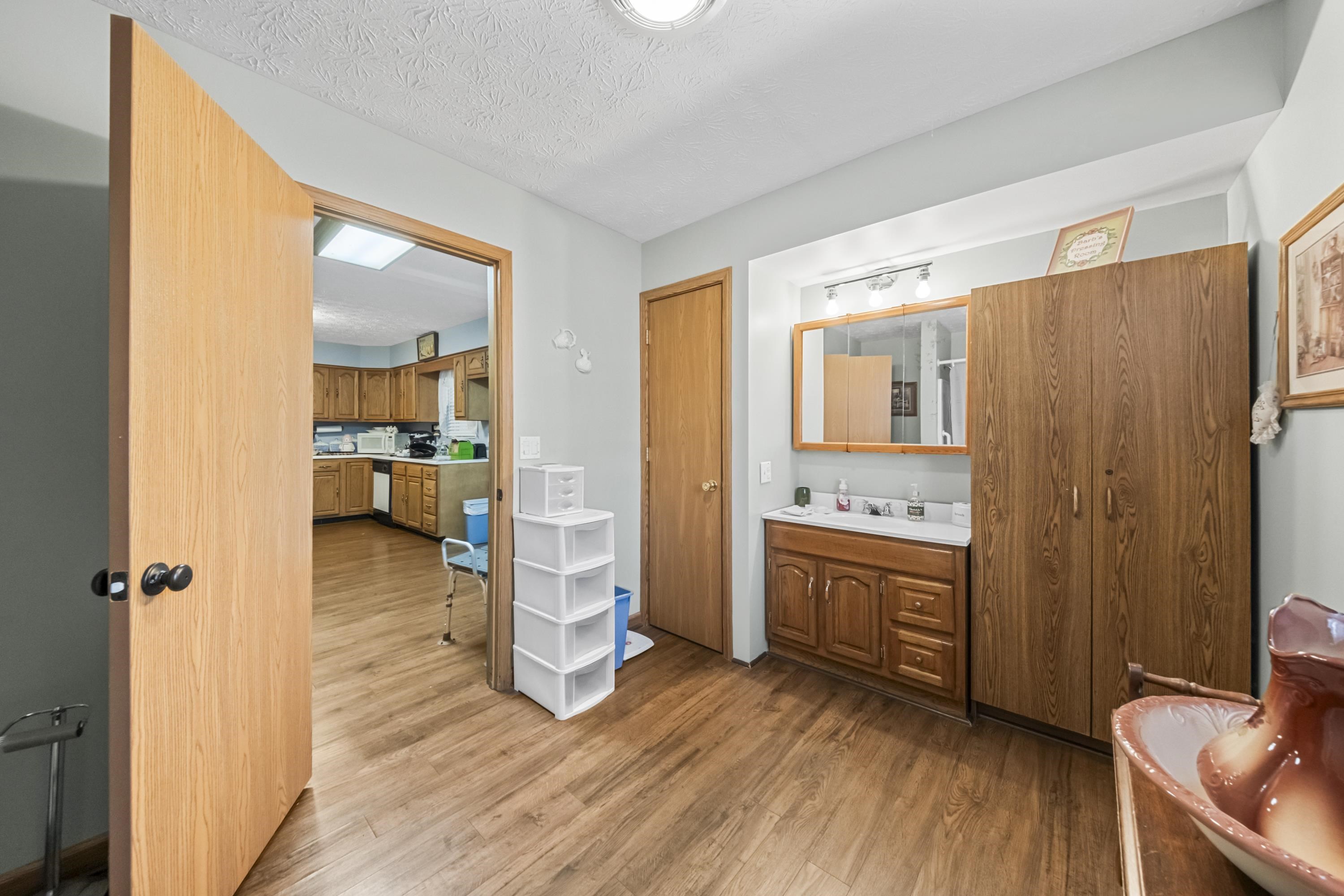 https://zimg.paragon.ice.com/ParagonImages/Property/PH/AABRKY/61230/13/0/0/df09ce5aabd781bd2d675d272be97df6/0/f6481d4e34a783710043c6a59816b0d1/61230-7a767bfd-4b84-406a-a5e9-586b4c596c1e.JPG