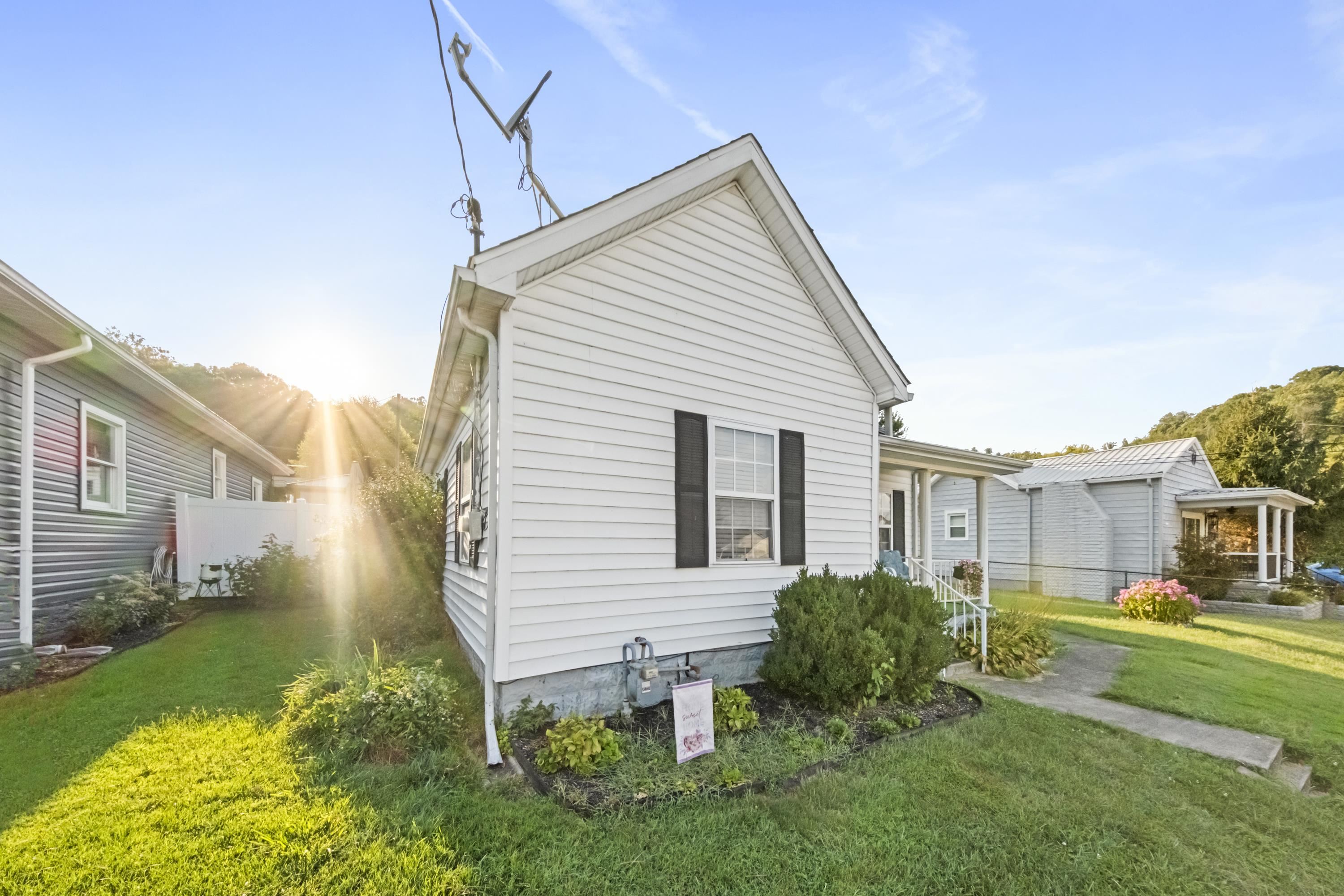 https://zimg.paragon.ice.com/ParagonImages/Property/PH/AABRKY/61230/4/0/0/4317328c1f4f6539e537c563d2724ab3/0/f6481d4e34a783710043c6a59816b0d1/61230-5371b242-fc98-4987-bbc7-a7de480eb3ff.JPG