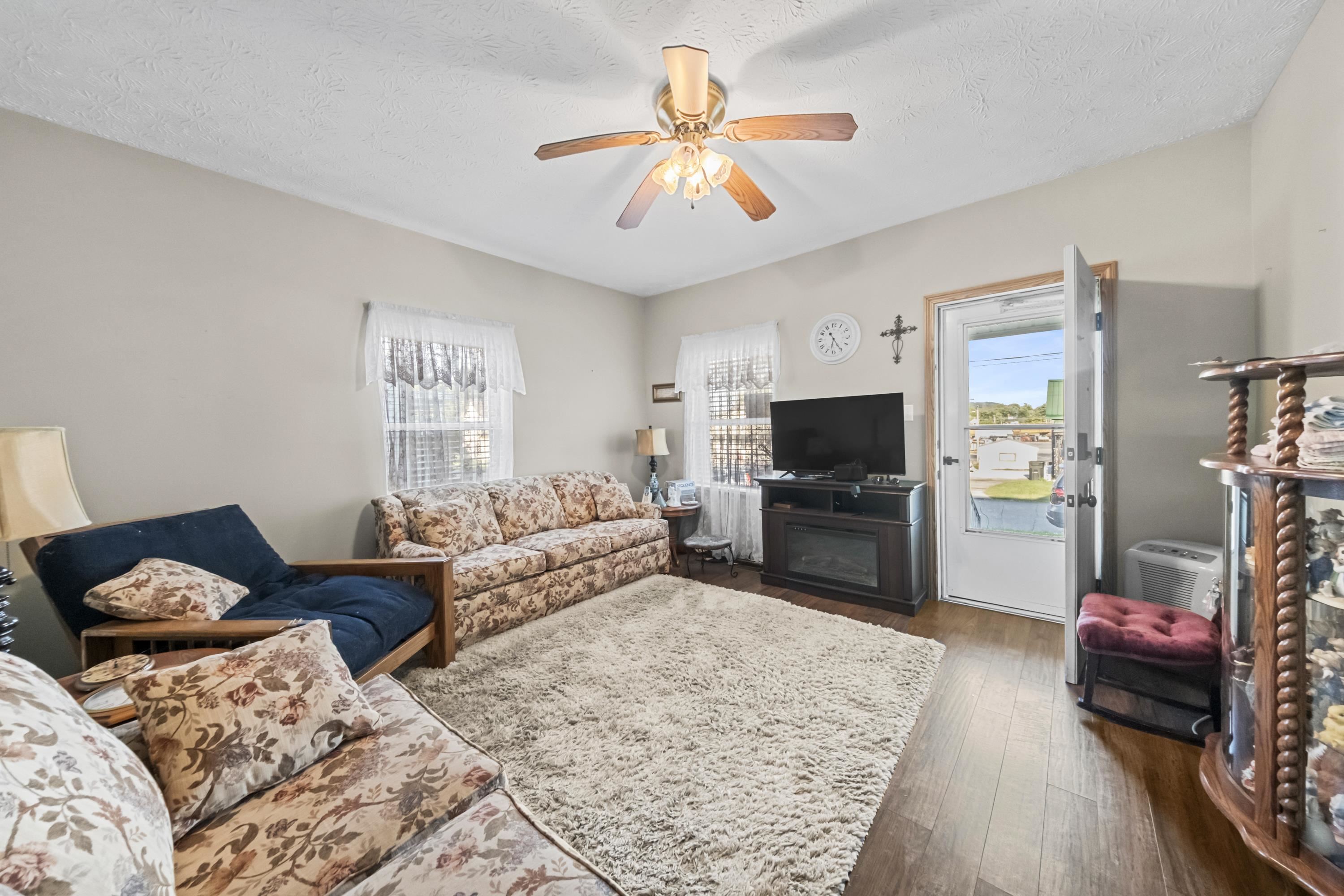 https://zimg.paragon.ice.com/ParagonImages/Property/PH/AABRKY/61230/6/0/0/ee2a3e2a3d53ea06b986d93501708505/0/f6481d4e34a783710043c6a59816b0d1/61230-d41cd39e-b821-437c-8813-4af3c397a686.JPG
