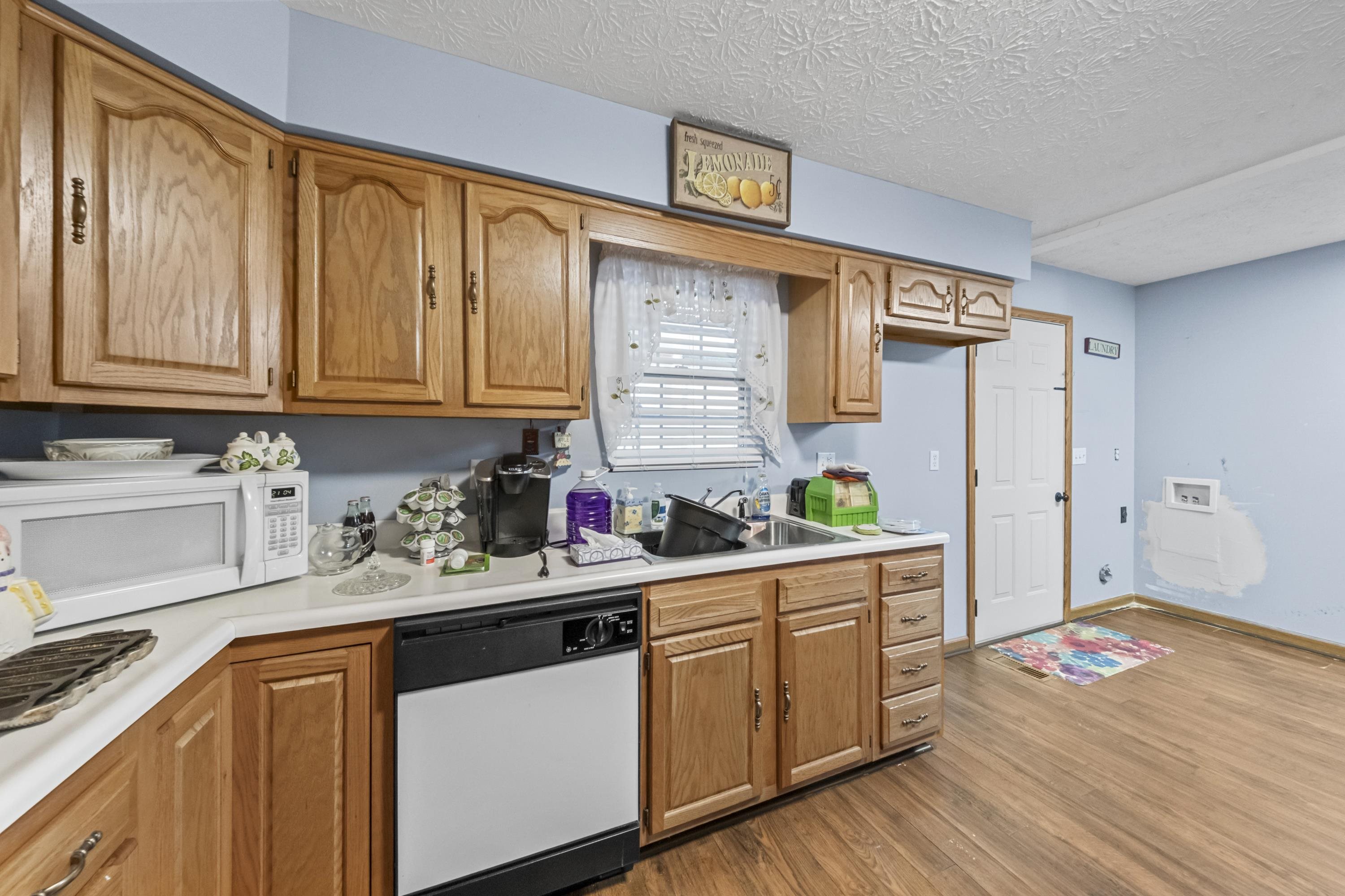 https://zimg.paragon.ice.com/ParagonImages/Property/PH/AABRKY/61230/9/0/0/4325989d59a47ca666f8c1267e61ea06/0/f6481d4e34a783710043c6a59816b0d1/61230-c80b2997-328c-4dc0-a021-5d0f672c2601.JPG