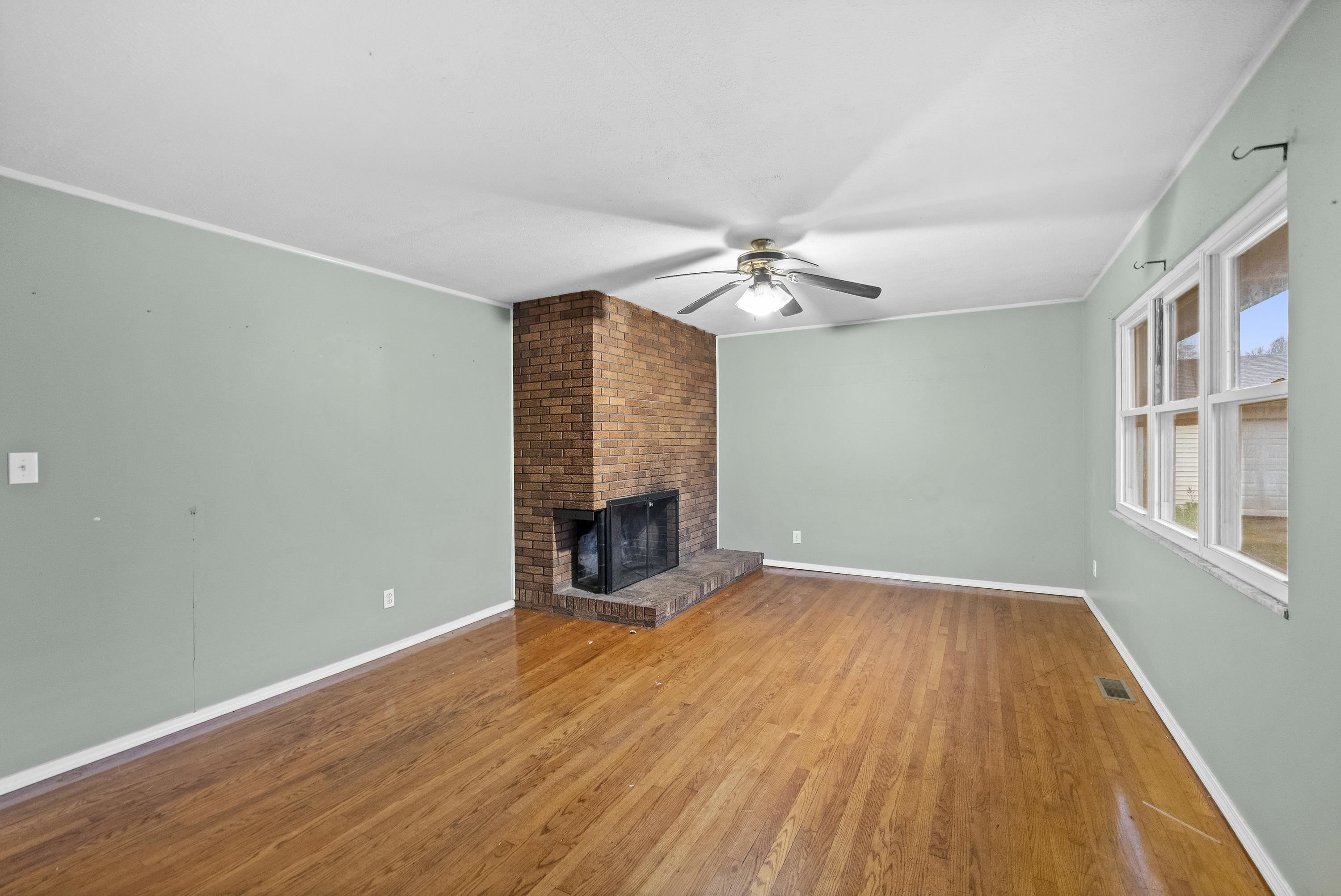 https://zimg.paragon.ice.com/ParagonImages/Property/PH/AABRKY/61232/3/0/0/b3f0fef15a8ee958ba42fd253f03a603/0/fb98840ffa181c24a07c6c9103222d73/61232-39dc7e37-2e96-4211-b14d-d8272900ecd5.JPG