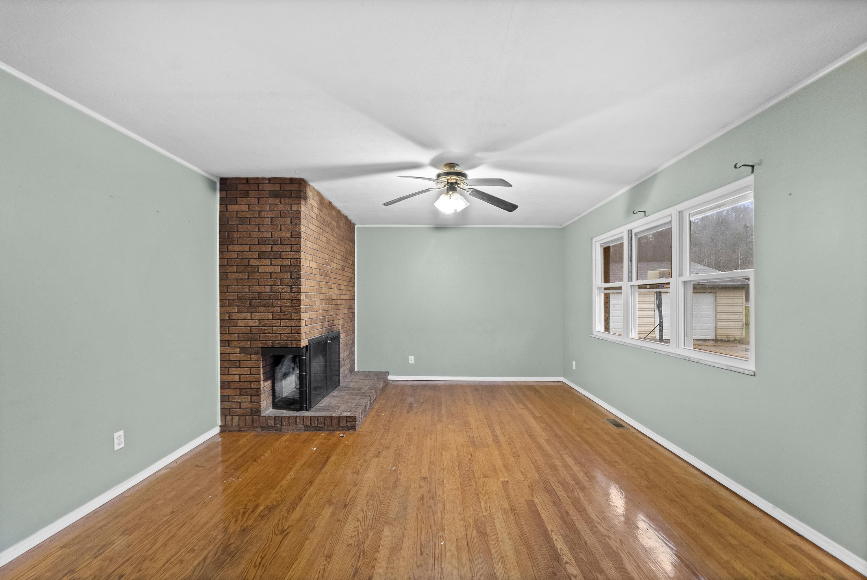 https://zimg.paragon.ice.com/ParagonImages/Property/PH/AABRKY/61232/5/0/0/ebe2837a0a47a4f5c05ab76de4e43e81/0/fb98840ffa181c24a07c6c9103222d73/61232-c1bbaf46-4a3b-499a-9482-33f7a8a9489a.JPG