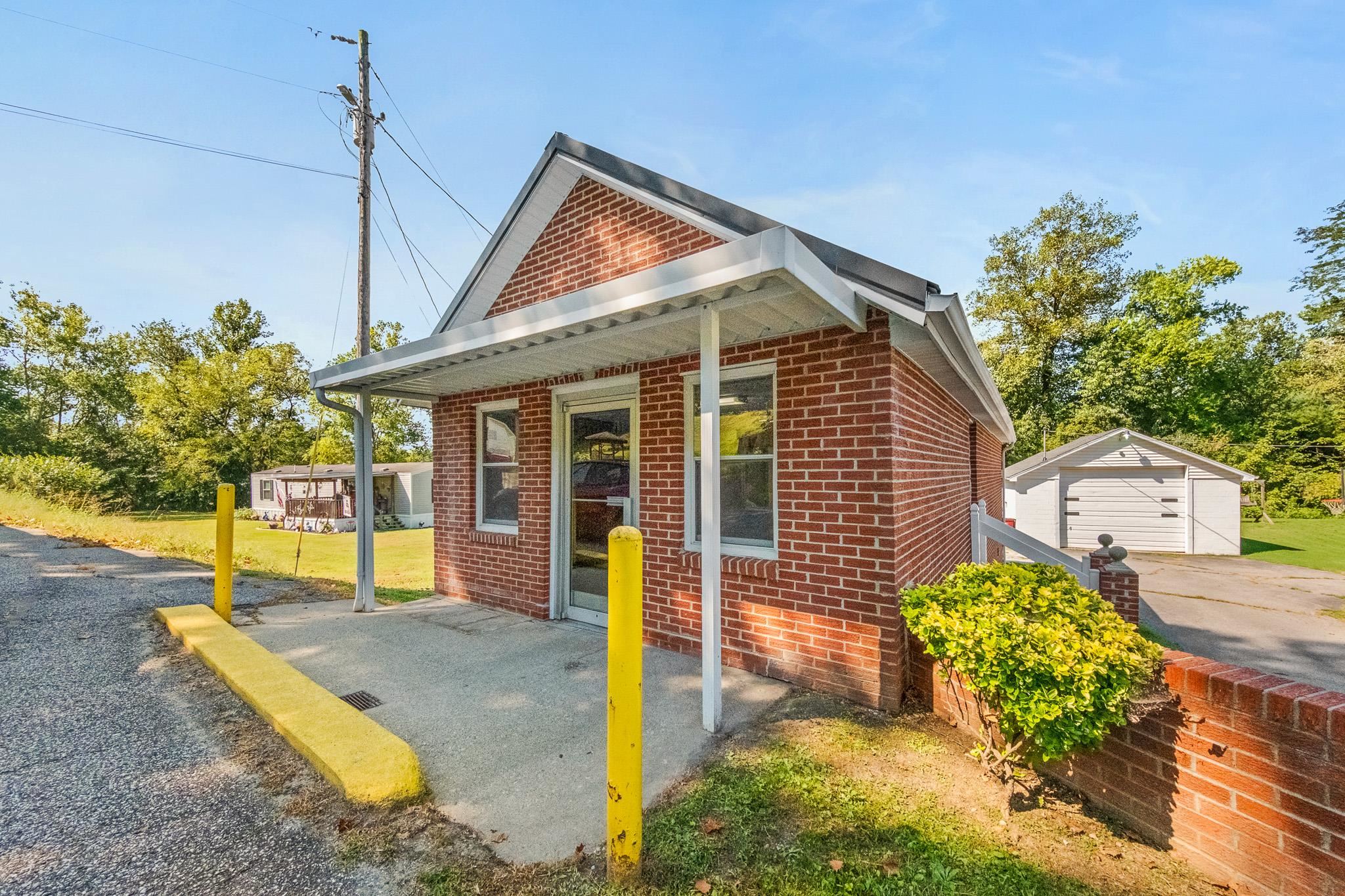 https://zimg.paragon.ice.com/ParagonImages/Property/PH/AABRKY/61238/1/0/0/58318a7c1a3c08c7d258b1e64ca6fae7/0/d9166e80d21292035c8e1321f3edf3ba/61238-6a2cda04-5c0c-4935-a796-ffcfc074c8fe.JPG