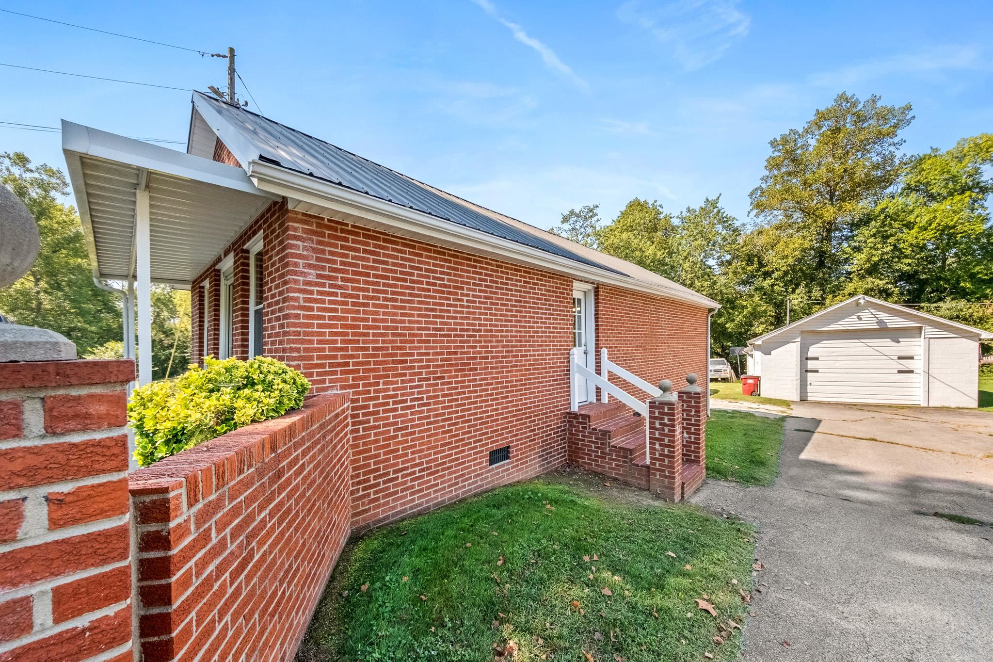 https://zimg.paragon.ice.com/ParagonImages/Property/PH/AABRKY/61238/2/0/0/c24c8412b5136276cc6419f399ef0fc3/0/d9166e80d21292035c8e1321f3edf3ba/61238-a5105a8e-8836-4e89-bf42-fdb2d47171c1.JPG