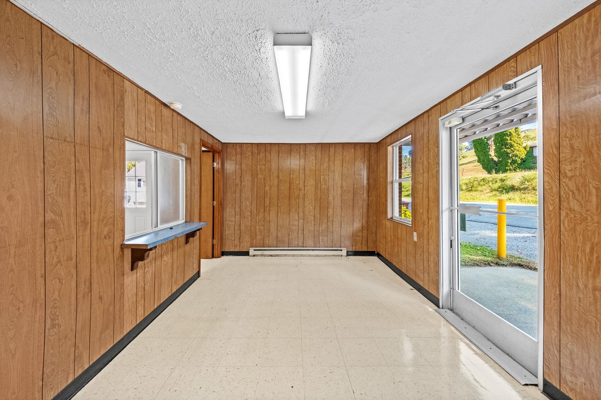 https://zimg.paragon.ice.com/ParagonImages/Property/PH/AABRKY/61238/7/0/0/2ece8580ca31acb022503d140d26a389/0/d9166e80d21292035c8e1321f3edf3ba/61238-b92b32e9-e571-4806-8c6e-16955794d5c7.JPG