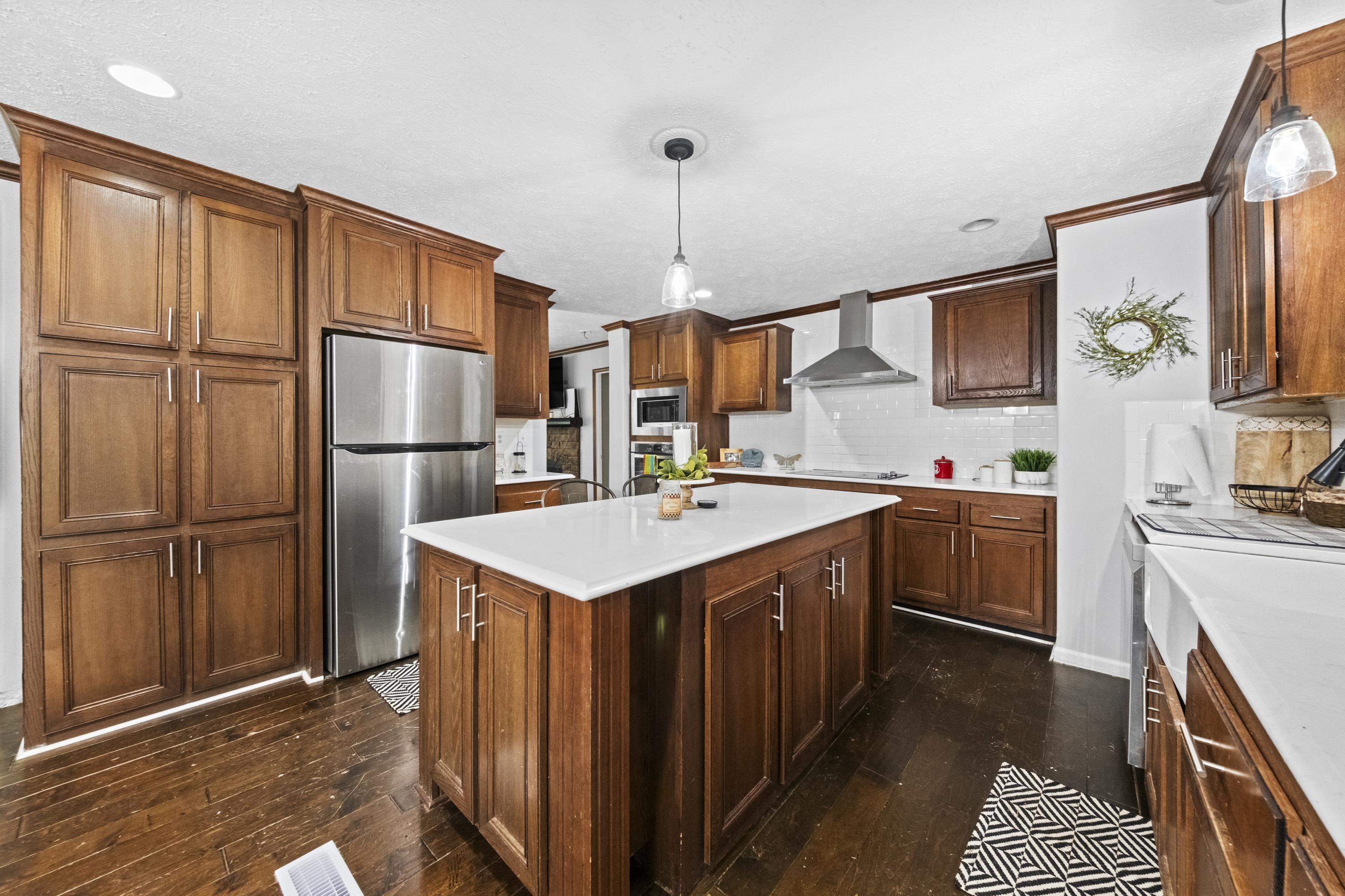 https://zimg.paragon.ice.com/ParagonImages/Property/PH/AABRKY/61245/12/0/0/ef23bb16de7231e35334f6032f911f46/0/b9d9ccccbf833596f9c3863f08e639ae/61245-c2928632-68e4-46e5-8d76-d668aea676ae.JPG