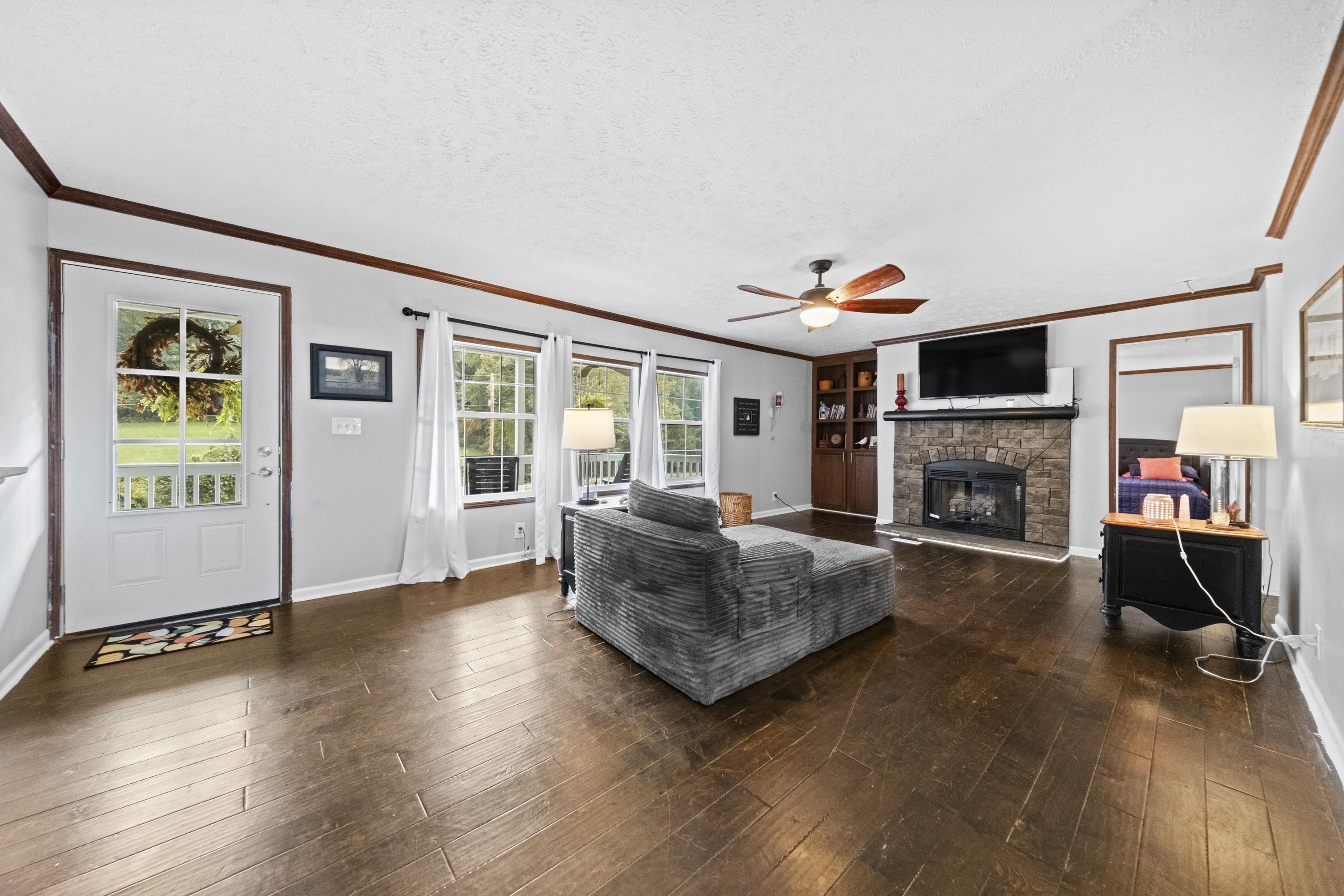 https://zimg.paragon.ice.com/ParagonImages/Property/PH/AABRKY/61245/6/0/0/831706a34e4c23e864d1975767a1e68c/0/b9d9ccccbf833596f9c3863f08e639ae/61245-bc5d514d-62e8-4b7f-9fba-d03de96ae883.JPG