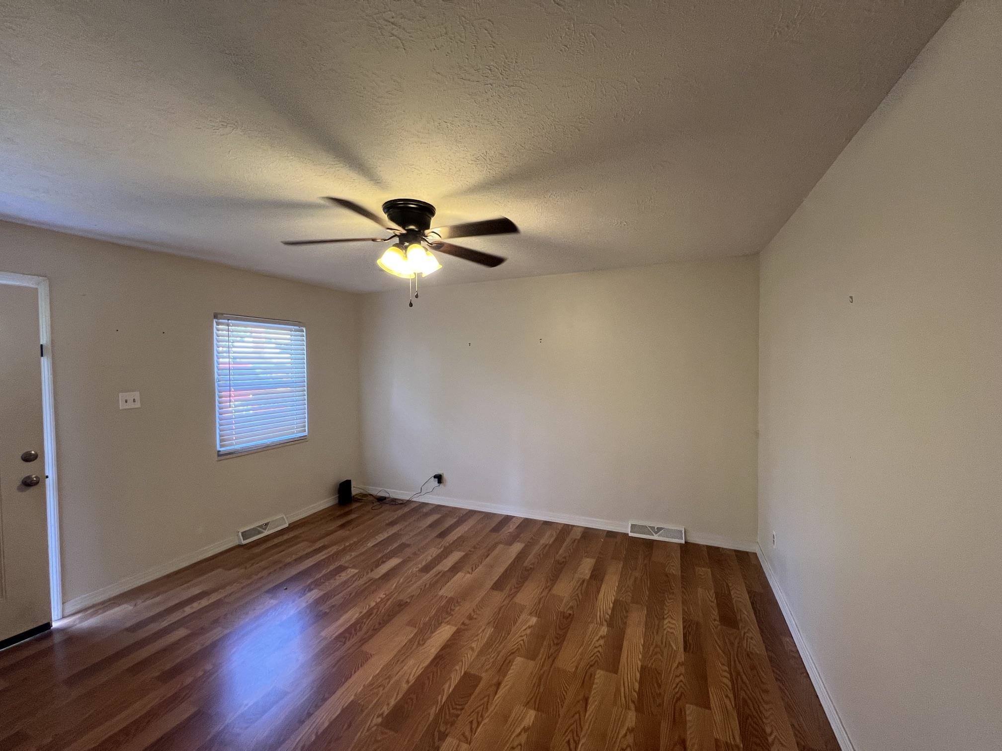 https://zimg.paragon.ice.com/ParagonImages/Property/PH/AABRKY/61247/3/0/0/0a4a5a393df19dea8b01cf467db63471/0/827687643855652bf1871c84d774a3c1/61247-36acf51f-0b9c-4b91-8e7e-a3d99c78a74d.JPG