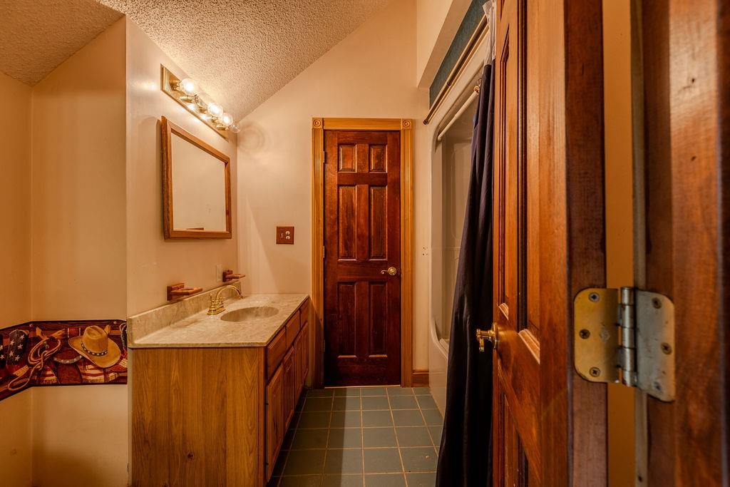 https://zimg.paragon.ice.com/ParagonImages/Property/PH/AABRKY/61259/10/0/0/650b091769618d00c2e0cda8f5717461/0/ebed1139de14dfc1a724dfbba471f94c/61259-b3425d87-eea4-4987-96a6-27a97e7babb2.JPG