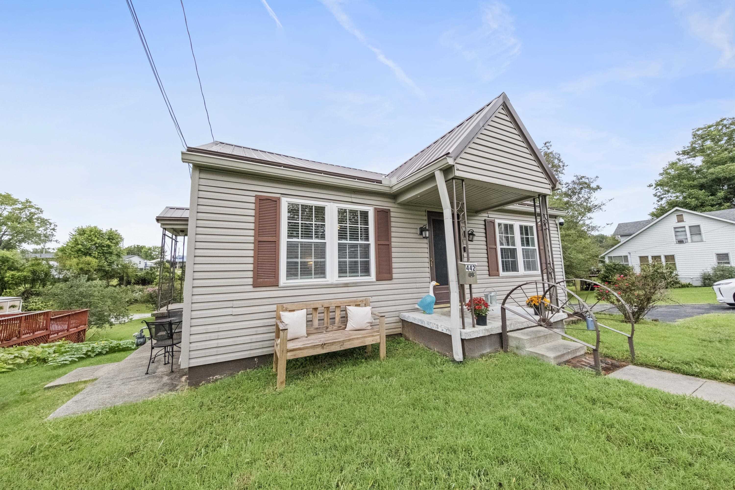https://zimg.paragon.ice.com/ParagonImages/Property/PH/AABRKY/61262/4/0/0/28a59ab64ac6798859f82706f1d30fd3/0/1bac87c66a076801d54be897ed136816/61262-4ddaca1c-fb2c-4316-8dfc-13f5af548d60.JPG