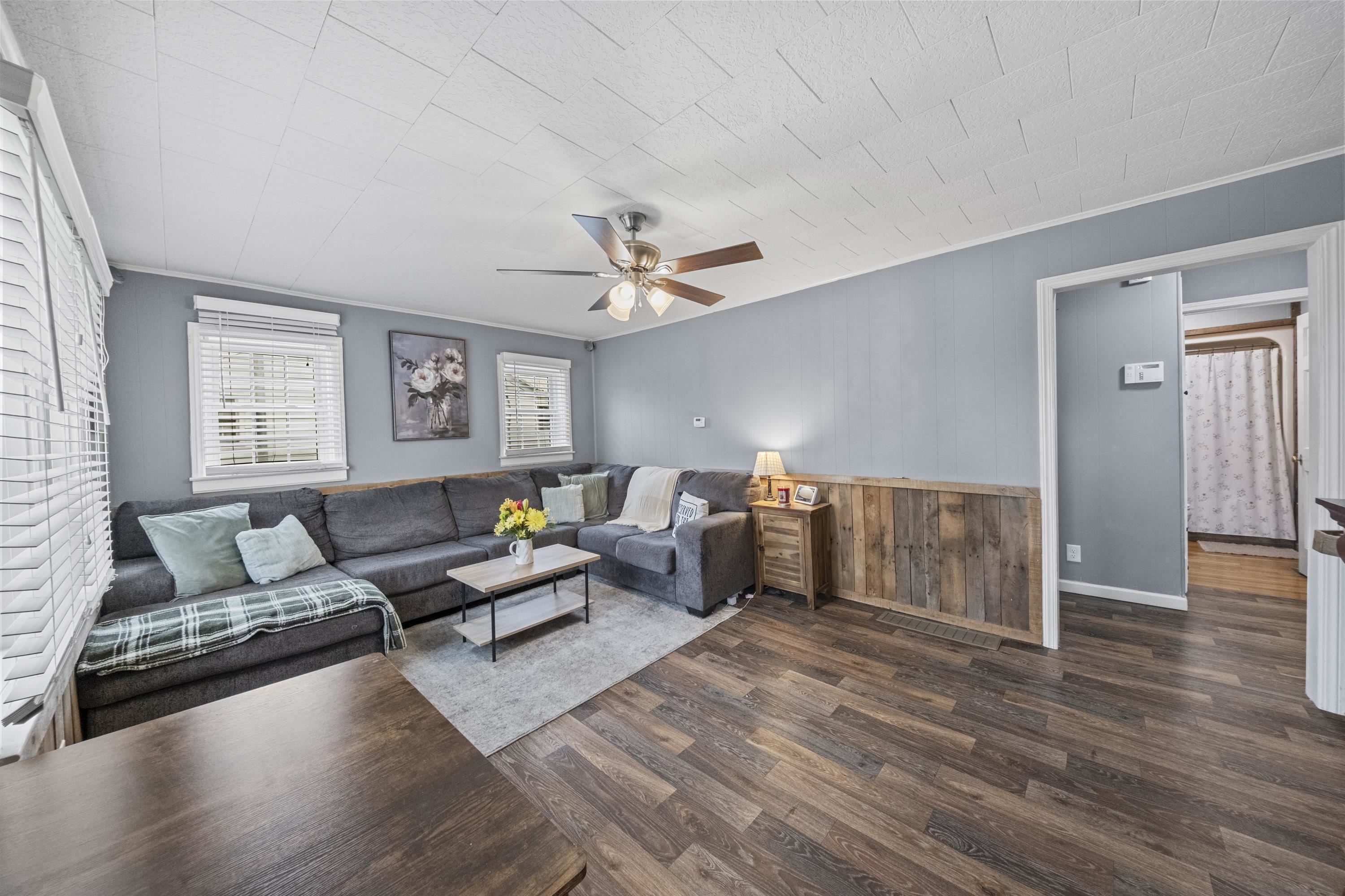 https://zimg.paragon.ice.com/ParagonImages/Property/PH/AABRKY/61262/7/0/0/04501eab8cb30b120b83052f5d483998/0/1bac87c66a076801d54be897ed136816/61262-f5f39538-6823-4867-a0eb-d4f60e5dde62.JPG