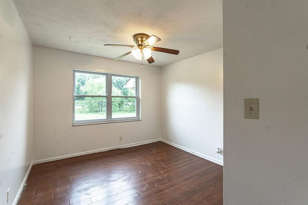 https://zimg.paragon.ice.com/ParagonImages/Property/PH/AABRKY/61265/10/0/0/c2f3a9b01438305ee4b2e4de3b4eb357/0/d8eca36ae158ca814612d74ef4ff0ae2/61265-f2450a8a-9601-48e1-b600-043ba42967c1.JPG
