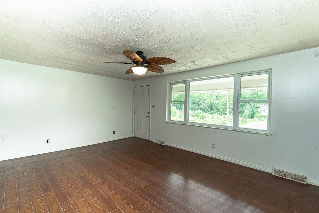 https://zimg.paragon.ice.com/ParagonImages/Property/PH/AABRKY/61265/3/0/0/c8021482a08f9b2148cb8deee668bf08/0/d8eca36ae158ca814612d74ef4ff0ae2/61265-e174626d-6c17-4513-9f1c-747919fc9ed3.JPG