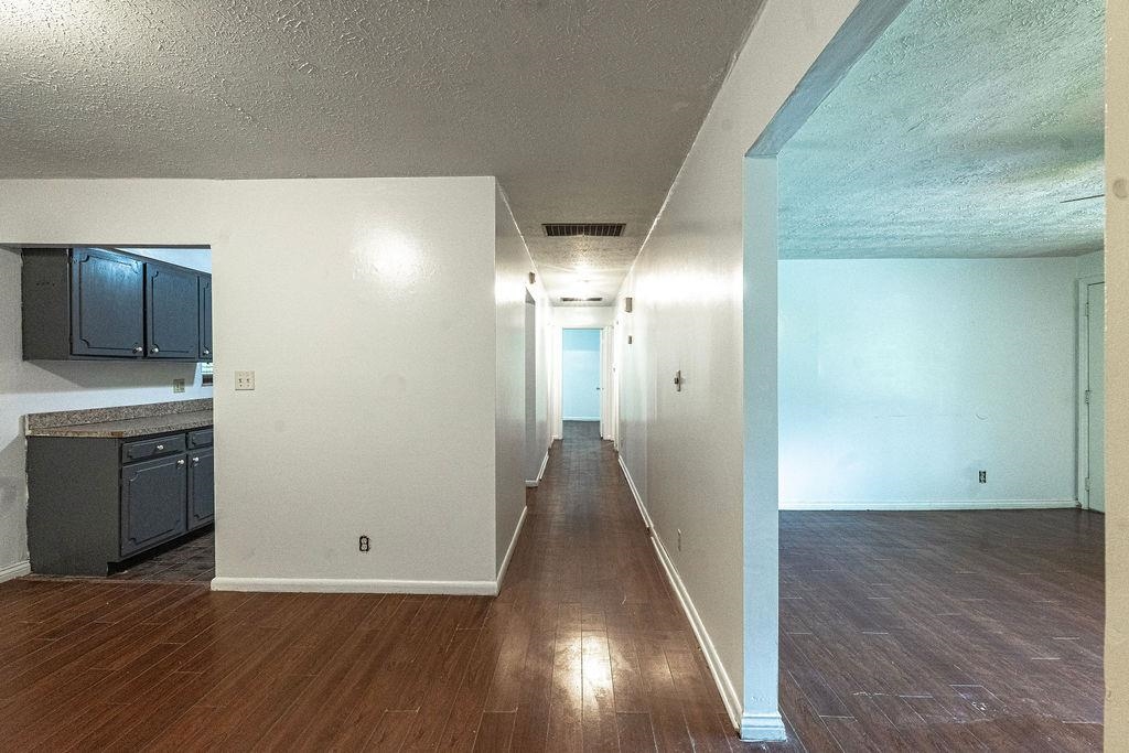 https://zimg.paragon.ice.com/ParagonImages/Property/PH/AABRKY/61265/5/0/0/7cce6f18f527d13c57e9e7f6338d8822/0/d8eca36ae158ca814612d74ef4ff0ae2/61265-32fb0160-ad21-4e36-83bb-44096464a0aa.JPG