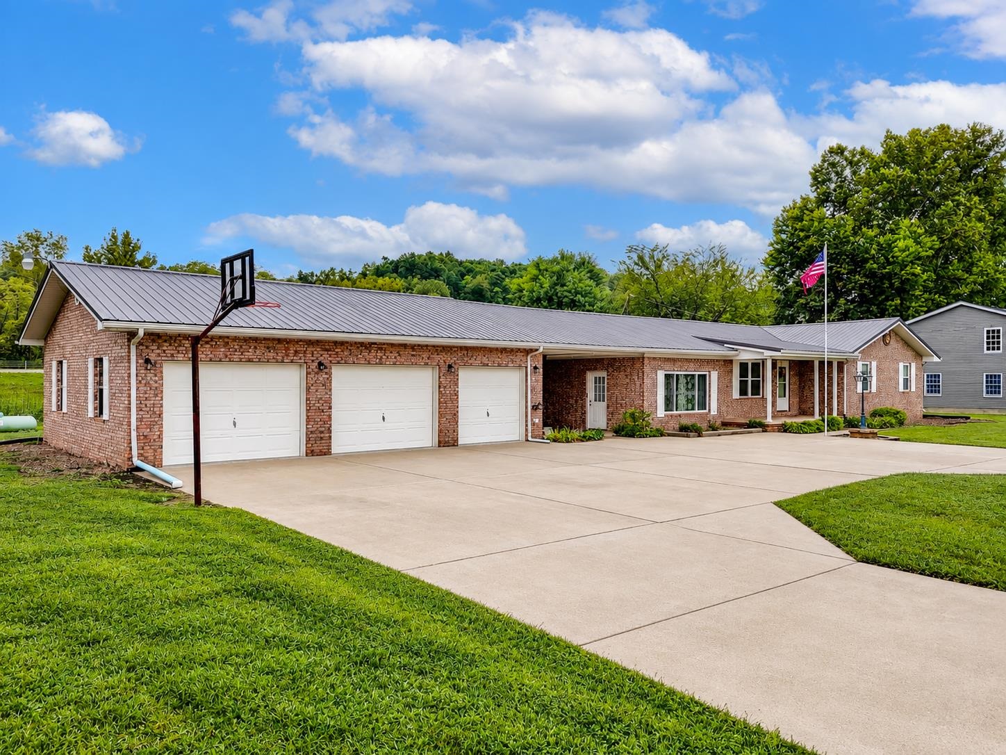 https://zimg.paragon.ice.com/ParagonImages/Property/PH/AABRKY/61267/1/0/0/78c45f854b200cf0d6fa0a3230c8988e/0/3d884b2231806a5a2c71a3895d6be25b/61267-9944b2e4-9449-460f-97c9-4582e1c4f24c.JPG