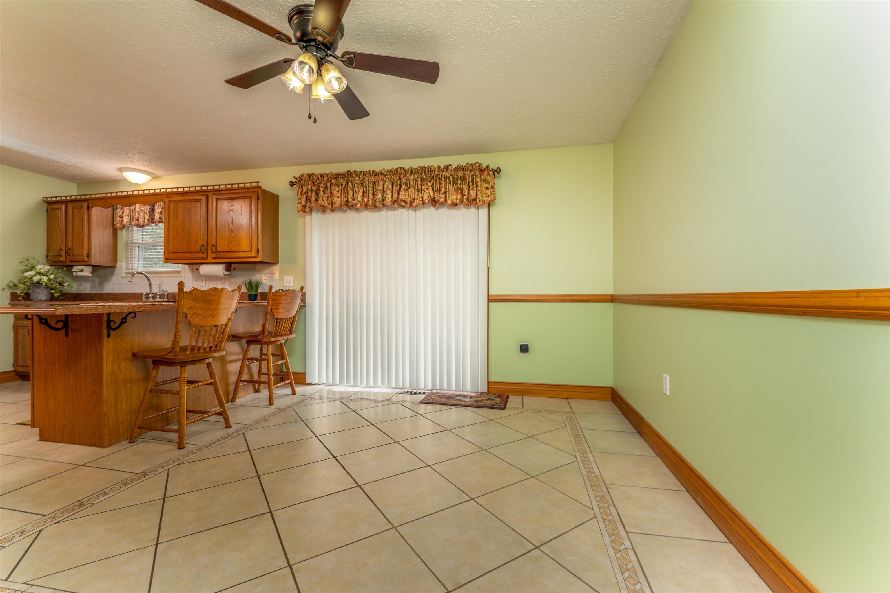 https://zimg.paragon.ice.com/ParagonImages/Property/PH/AABRKY/61267/10/0/0/72b16b3ededa4f8d2a35883070a26270/0/3d884b2231806a5a2c71a3895d6be25b/61267-e15505c2-d99c-457a-8c24-688f4d5b6f20.JPG