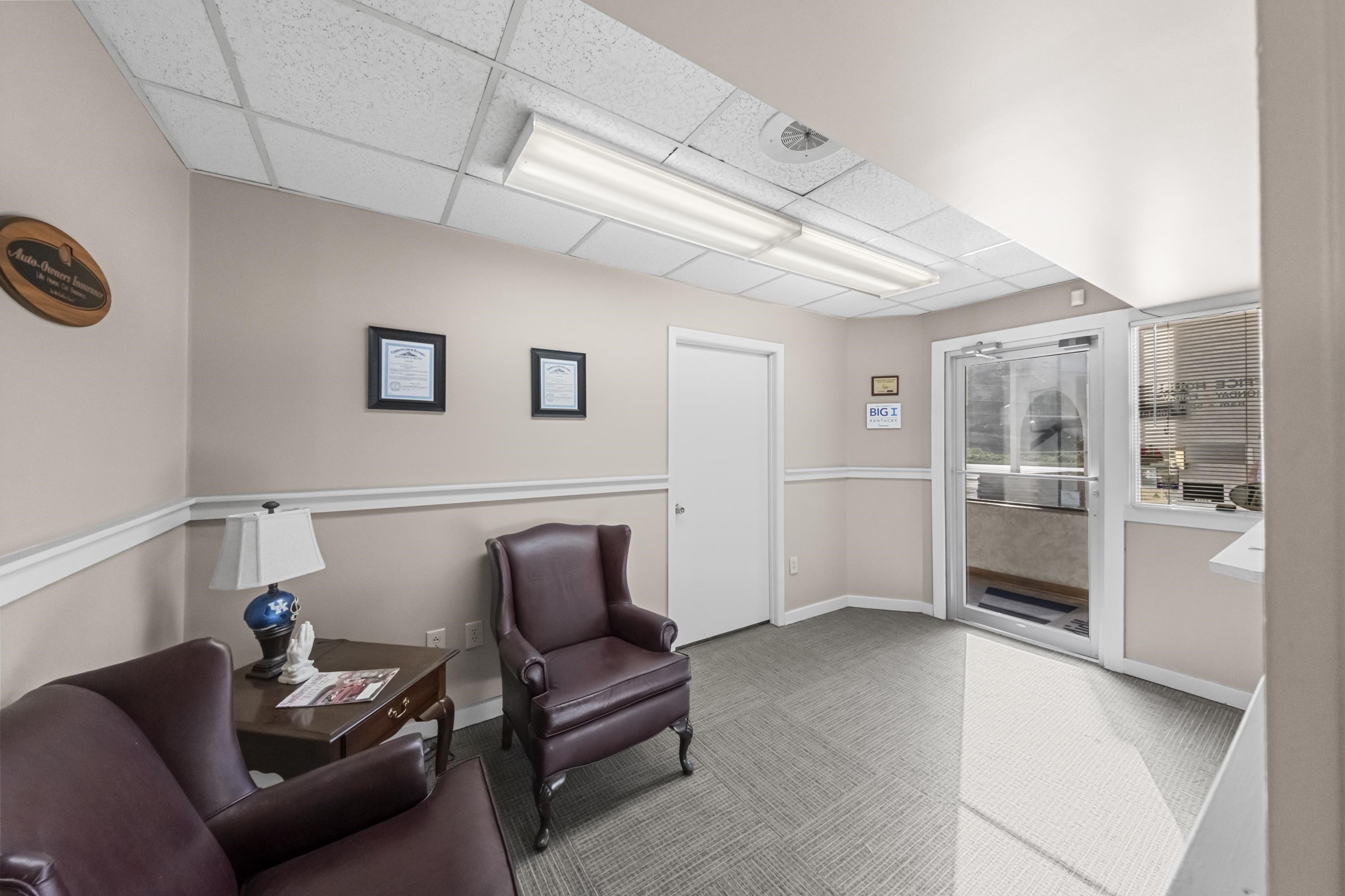 https://zimg.paragon.ice.com/ParagonImages/Property/PH/AABRKY/61274/2/0/0/e1f333500e4e947bc126d7cf83f38b5f/0/7117baf704b1984d0d13e0bd22a6a208/61274-0ed85f8e-53dc-4134-ad55-4e45abe0ec39.JPG