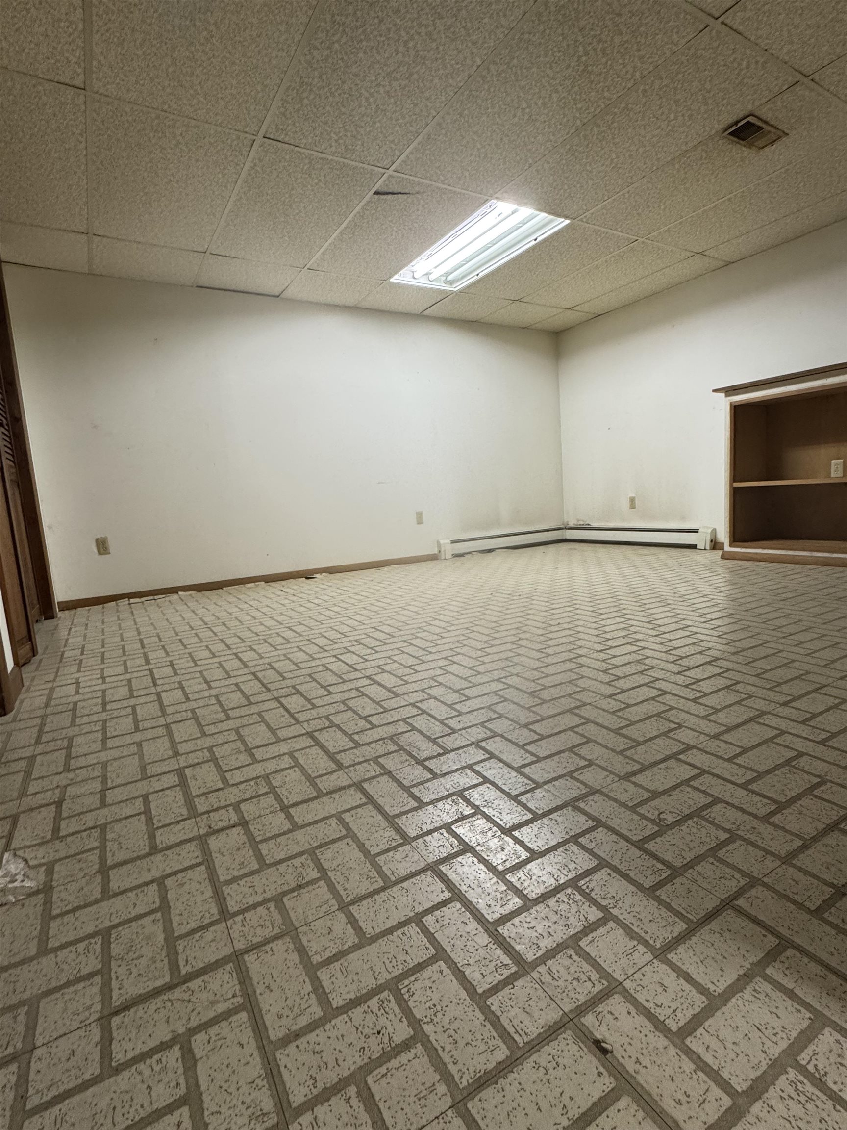 https://zimg.paragon.ice.com/ParagonImages/Property/PH/AABRKY/61275/7/0/0/cf36ba68b3c52d76b850b663b967e9f8/0/699d2368caaced732f192c86444186e5/61275-6b9f825b-443c-4026-8c5a-9c15db69cce3.JPG