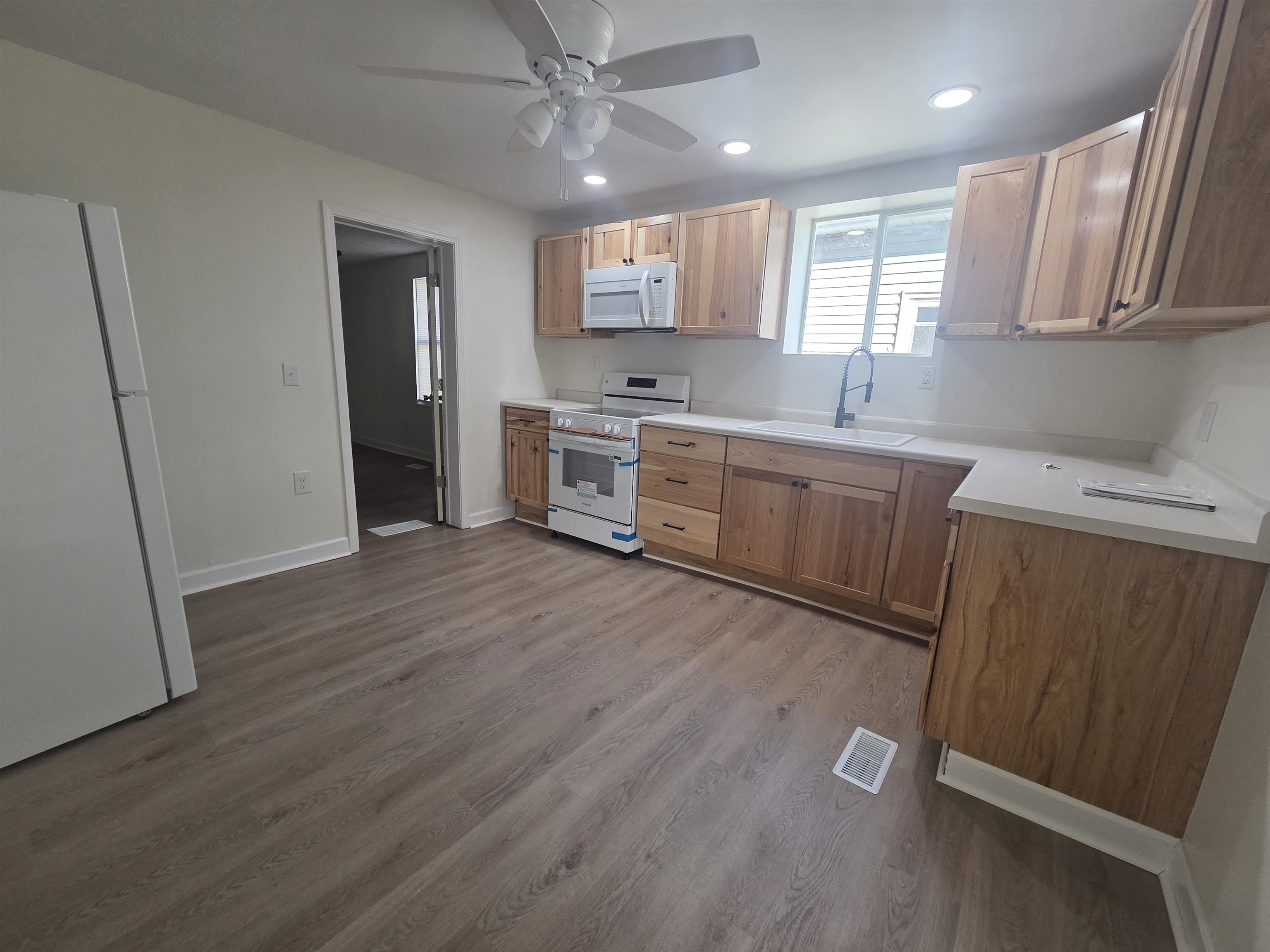 https://zimg.paragon.ice.com/ParagonImages/Property/PH/AABRKY/61277/3/0/0/36c59ba7f003bb19e46c548c6cf686c3/0/2ebca3833bc1513367f320372d847af5/61277-ce100b91-e3cc-4b50-8e7f-4b453d086951.JPG