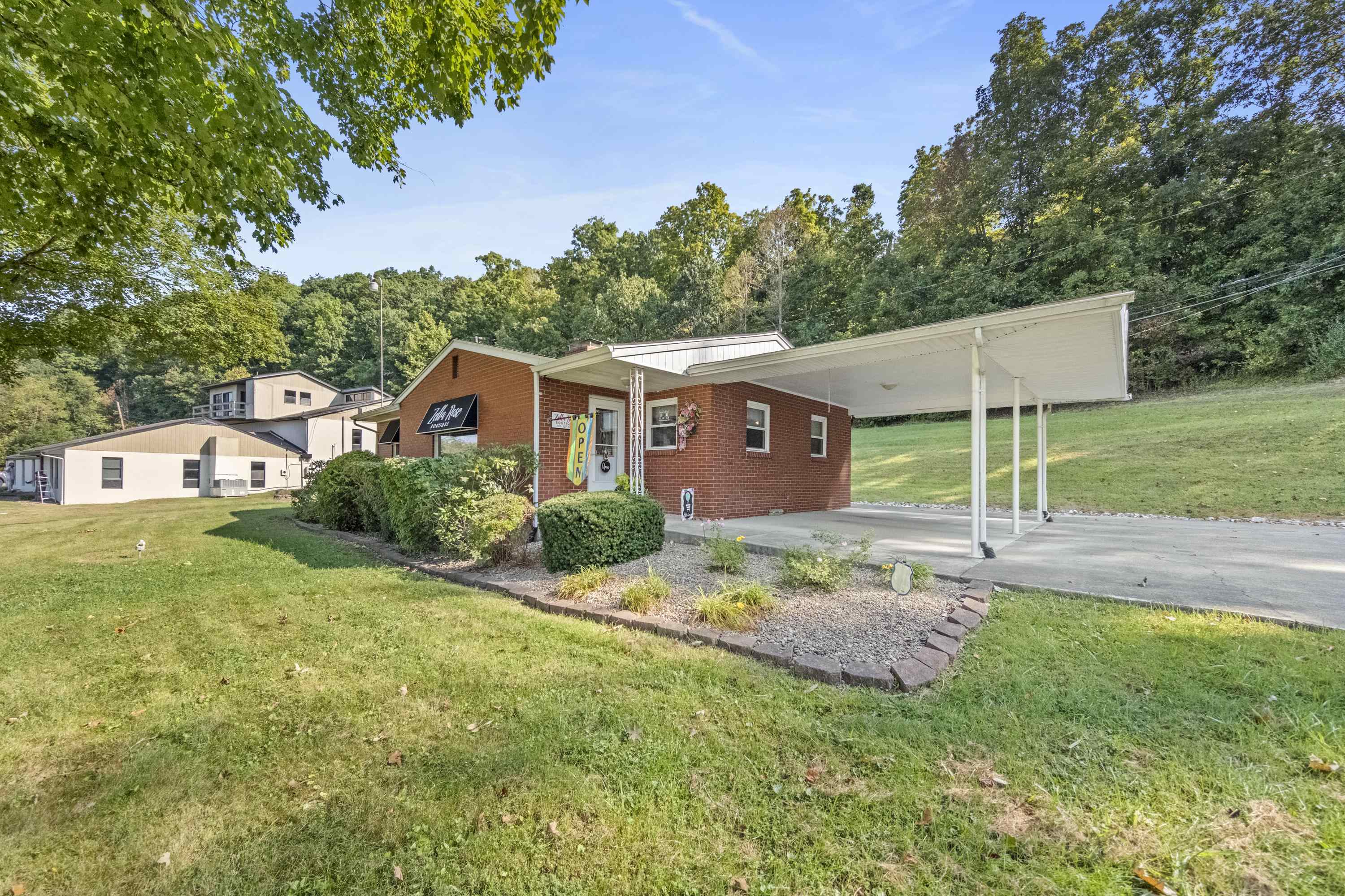 https://zimg.paragon.ice.com/ParagonImages/Property/PH/AABRKY/61281/11/0/0/c91264f6e710ef823f3082c813d92337/0/5e9840cc9869bc3854821eaa2cfe5ea8/61281-b3512611-0999-41a7-b1ab-565f8bafef85.JPG