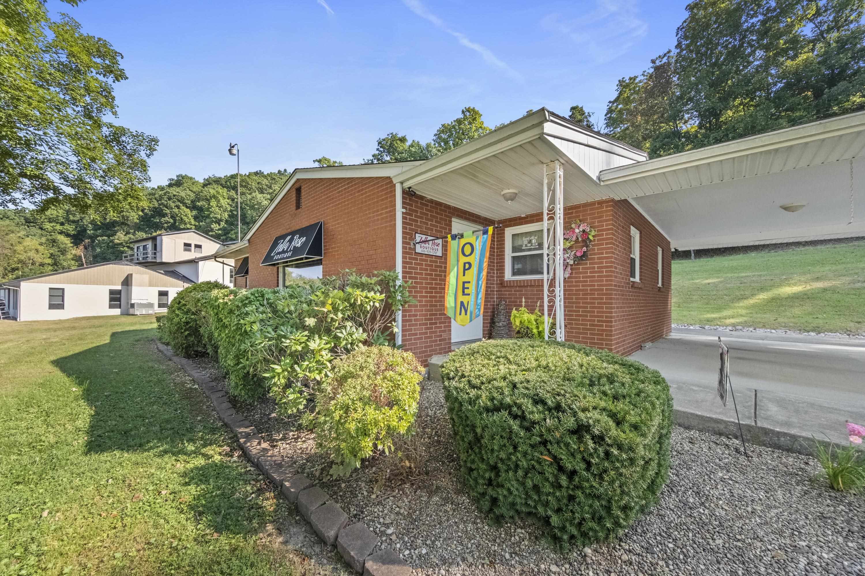 https://zimg.paragon.ice.com/ParagonImages/Property/PH/AABRKY/61281/12/0/0/93fd7aaacad140363b5b25b07e72a424/0/5e9840cc9869bc3854821eaa2cfe5ea8/61281-8342f1c9-f563-4ec5-b0ed-187c2fe19202.JPG