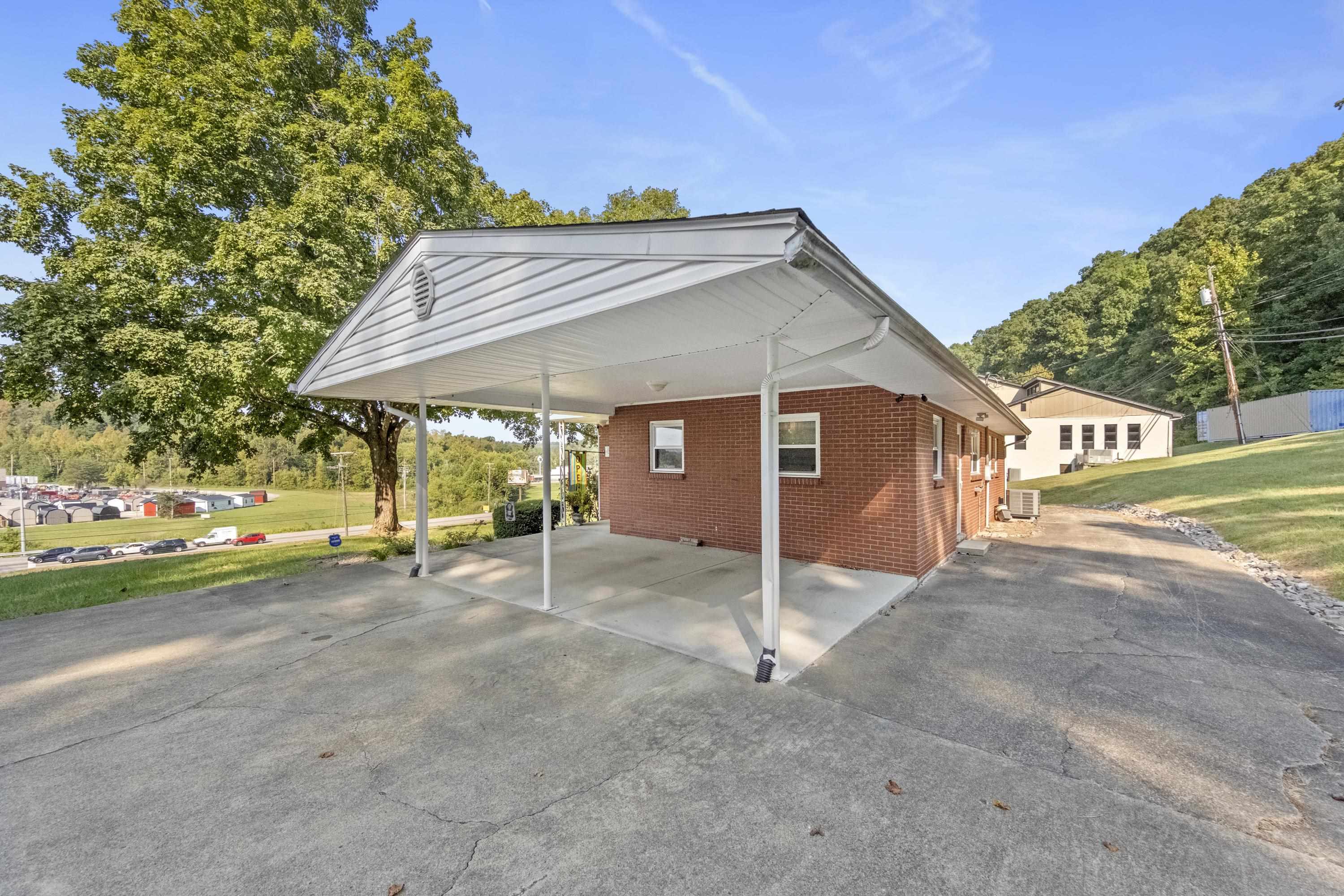 https://zimg.paragon.ice.com/ParagonImages/Property/PH/AABRKY/61281/7/0/0/b7f556072c6fcc49aa61a45546982215/0/5e9840cc9869bc3854821eaa2cfe5ea8/61281-131d2056-b729-49c3-8d90-0d89b340c43a.JPG