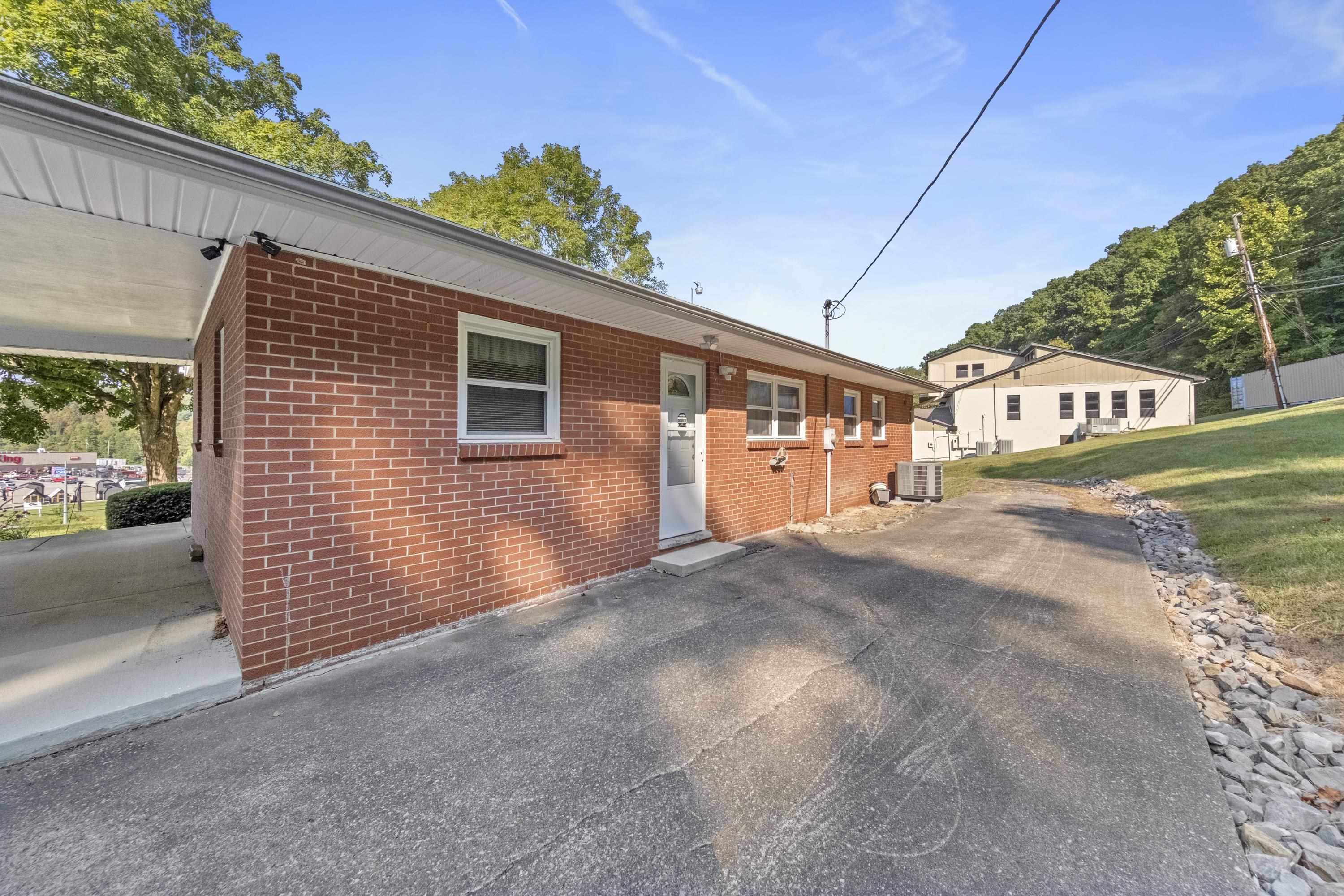 https://zimg.paragon.ice.com/ParagonImages/Property/PH/AABRKY/61281/9/0/0/32a1866ac5e5a141dc931caf60957e56/0/5e9840cc9869bc3854821eaa2cfe5ea8/61281-9c96ad1e-13b9-4dec-a743-38b40075bb29.JPG