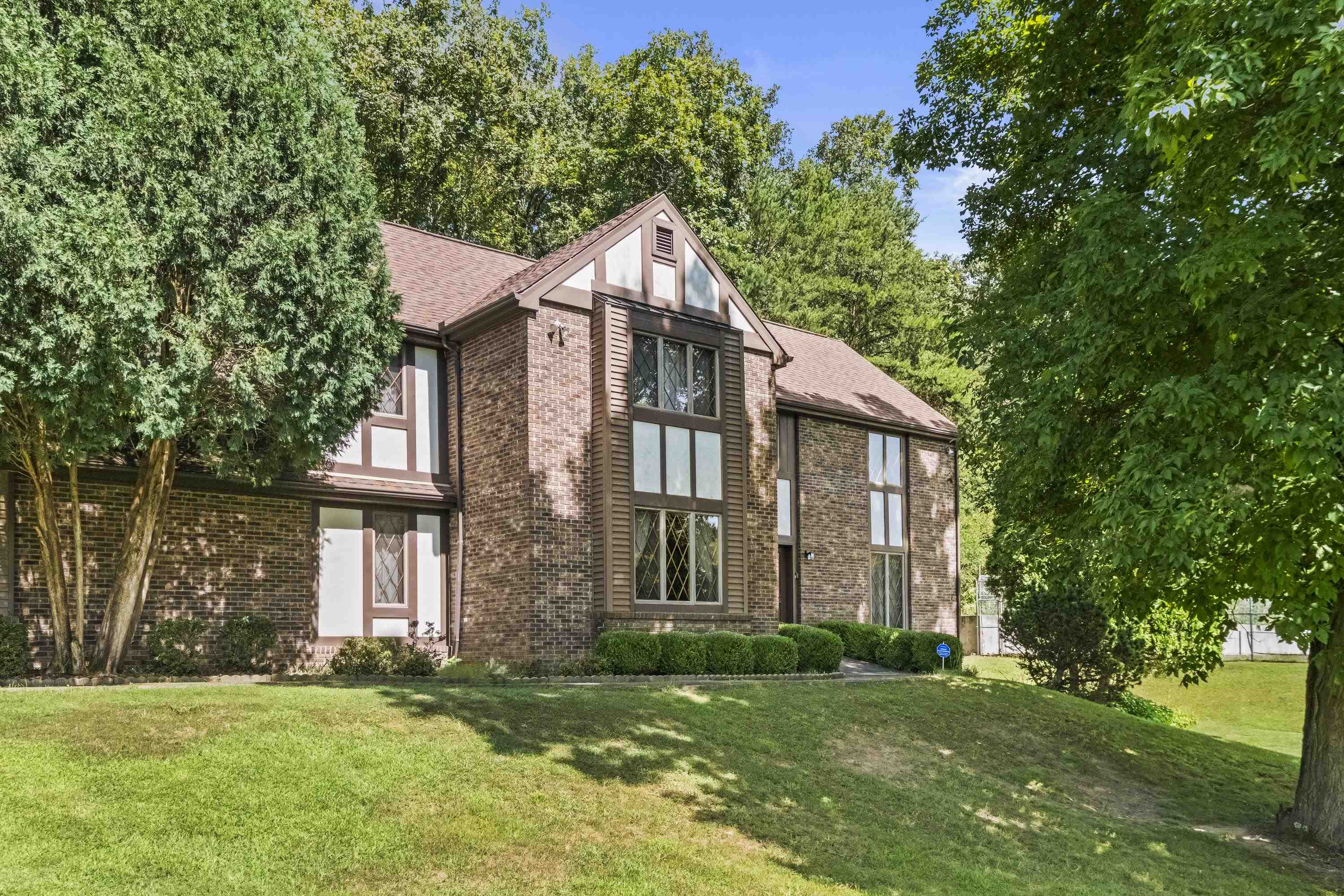 https://zimg.paragon.ice.com/ParagonImages/Property/PH/AABRKY/61286/1/0/0/cedbcca408f70a3ebb67fdf5f286c79d/0/9f56e6500891cee3380b96345686a19f/61286-739a5ad9-485e-4085-9afd-240f321d49a0.JPG