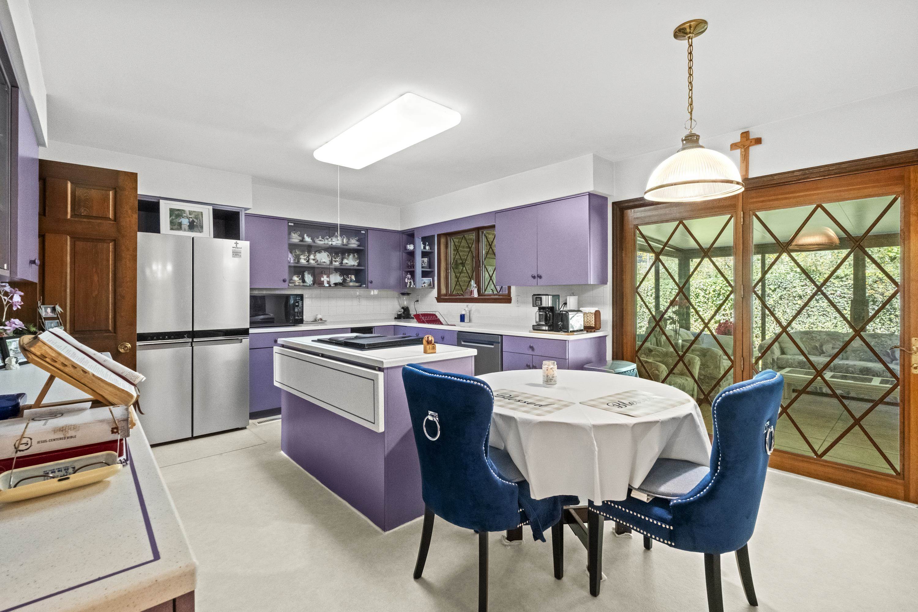 https://zimg.paragon.ice.com/ParagonImages/Property/PH/AABRKY/61286/12/0/0/edce5847586802eca73bad6c7767128d/0/9f56e6500891cee3380b96345686a19f/61286-6e9aeefb-2dcb-4034-9fcb-7eaf0dbb0de2.JPG