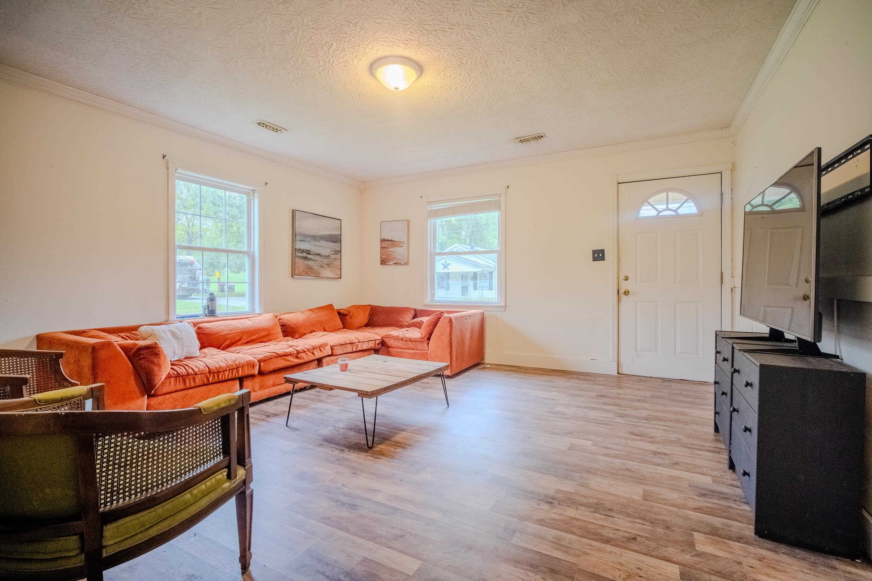 https://zimg.paragon.ice.com/ParagonImages/Property/PH/AABRKY/61307/1/0/0/bddf54f16bb5fbad48d7028bb3102cb0/0/b5efd3ad81a08030a80aeb5a11ad8364/61307-3e015615-99c5-4798-bf8a-493b01760d75.JPG