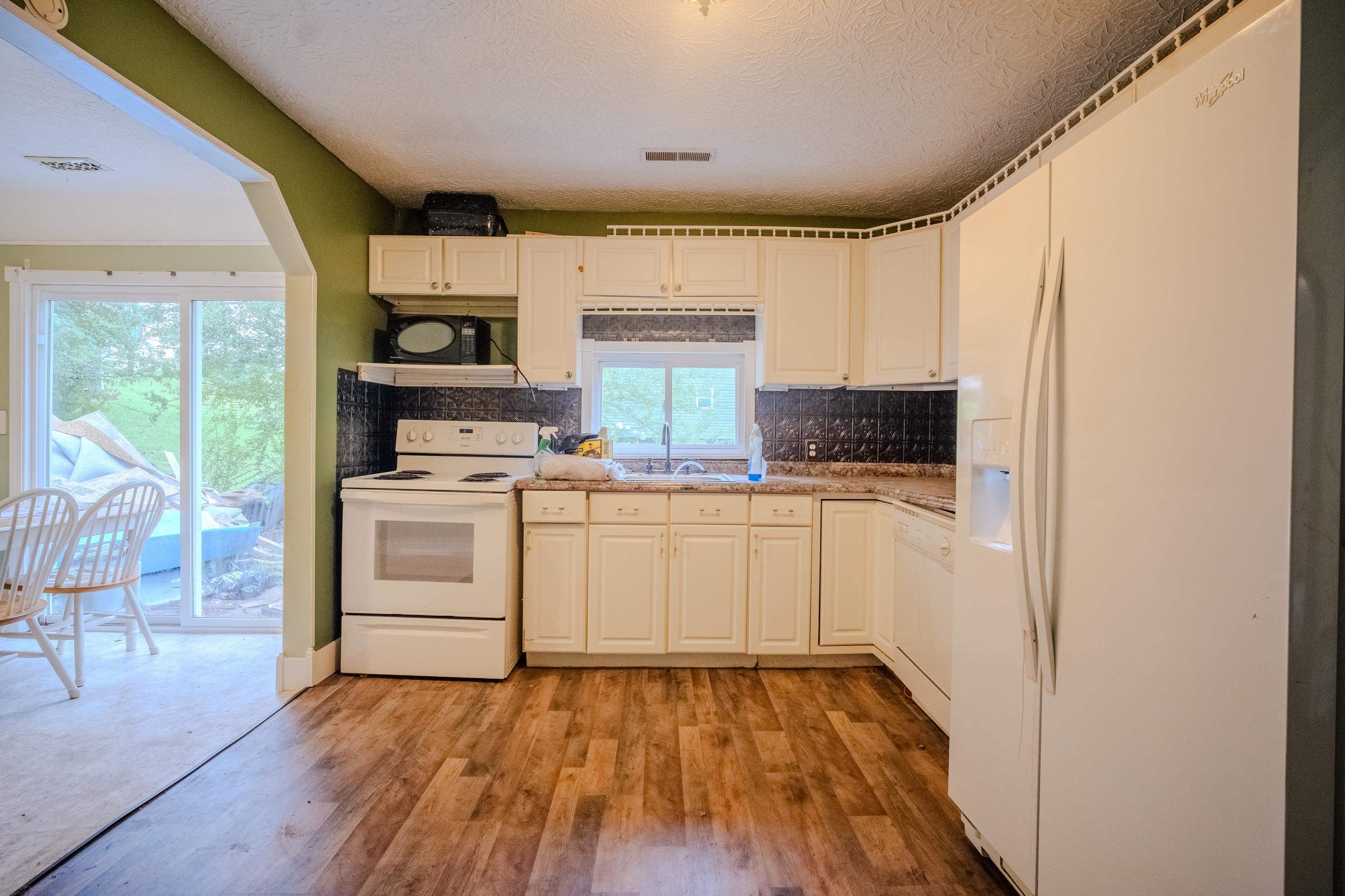 https://zimg.paragon.ice.com/ParagonImages/Property/PH/AABRKY/61307/3/0/0/97223c846bb4d46bd1debf2da7d27ed7/0/b5efd3ad81a08030a80aeb5a11ad8364/61307-c3ddc32e-6b0a-480b-a667-fd478d7b8e74.JPG