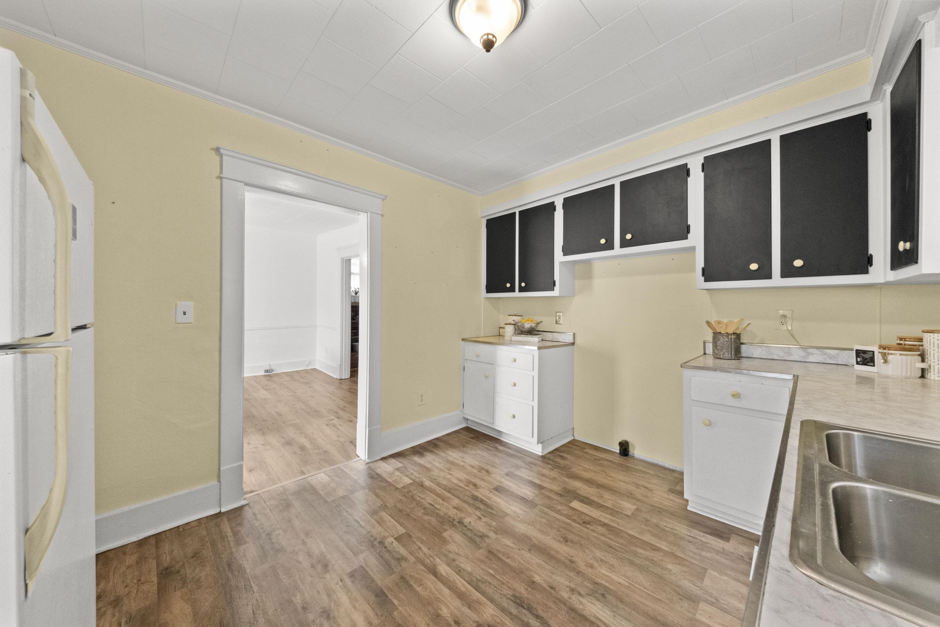 https://zimg.paragon.ice.com/ParagonImages/Property/PH/AABRKY/61311/10/0/0/b095bebe2812d0d6bbd3ca25be400898/0/d75b7030d2f2c8af71f63d8850e98b28/61311-c5af26a2-1f06-46d6-b767-354124ea9b9c.JPG